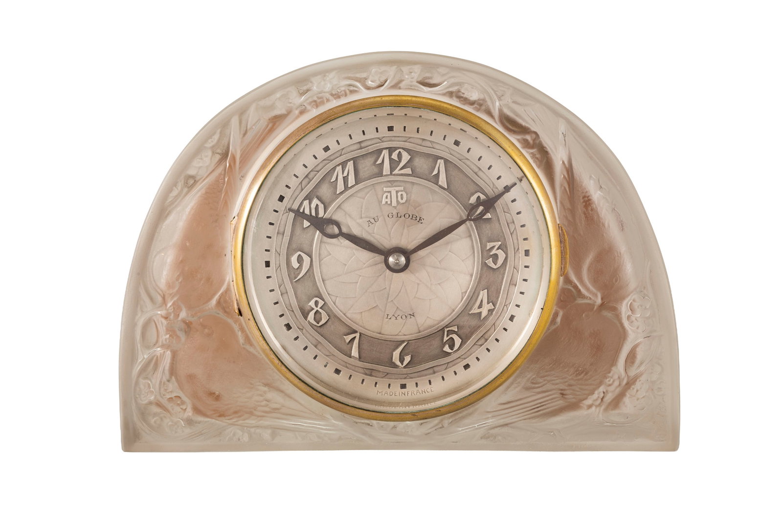 René Lalique et Ato. Pendulette électrique en verre moulé-pressé, modèle Mo: René Lalique et Ato. Pendulette électrique en verre moulé-pressé, modèle Moineaux, créé en 1924, long. 21,5 cm, h. 15,5 cm. On joint: 1 pile sèche d'époque