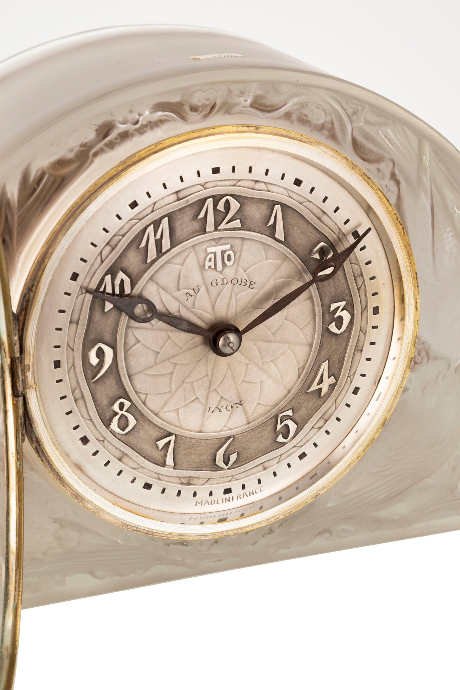 René Lalique et Ato. Pendulette électrique en verre moulé-pressé, modèle Mo - 3