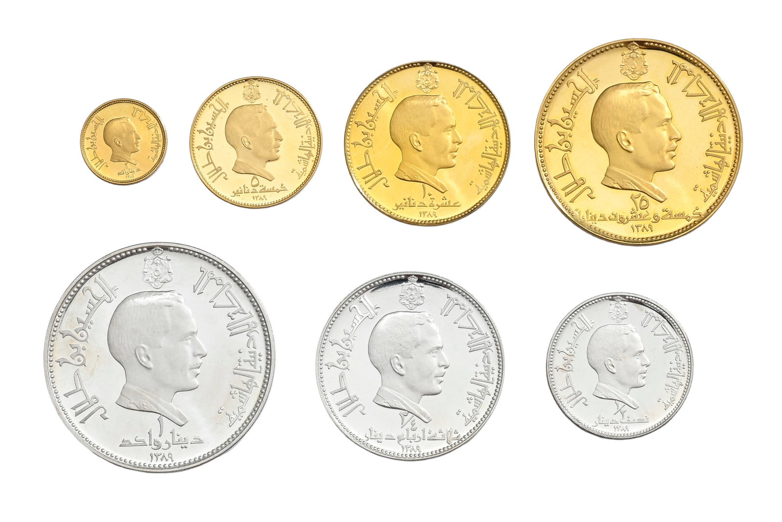 Royaume de Jordanie, coffret de 7 monnaies (4 en or 900 et 3 en argent fin), 1968/69, numérot&#: Royaume de Jordanie, coffret de 7 monnaies (4 en or 900 et 3 en argent fin), 1968/69, numéroté 214/6000, avec certificats, comprend : - 25 dinars or, diam. 5 cm, 69 g. - 10 dinars or, diam.