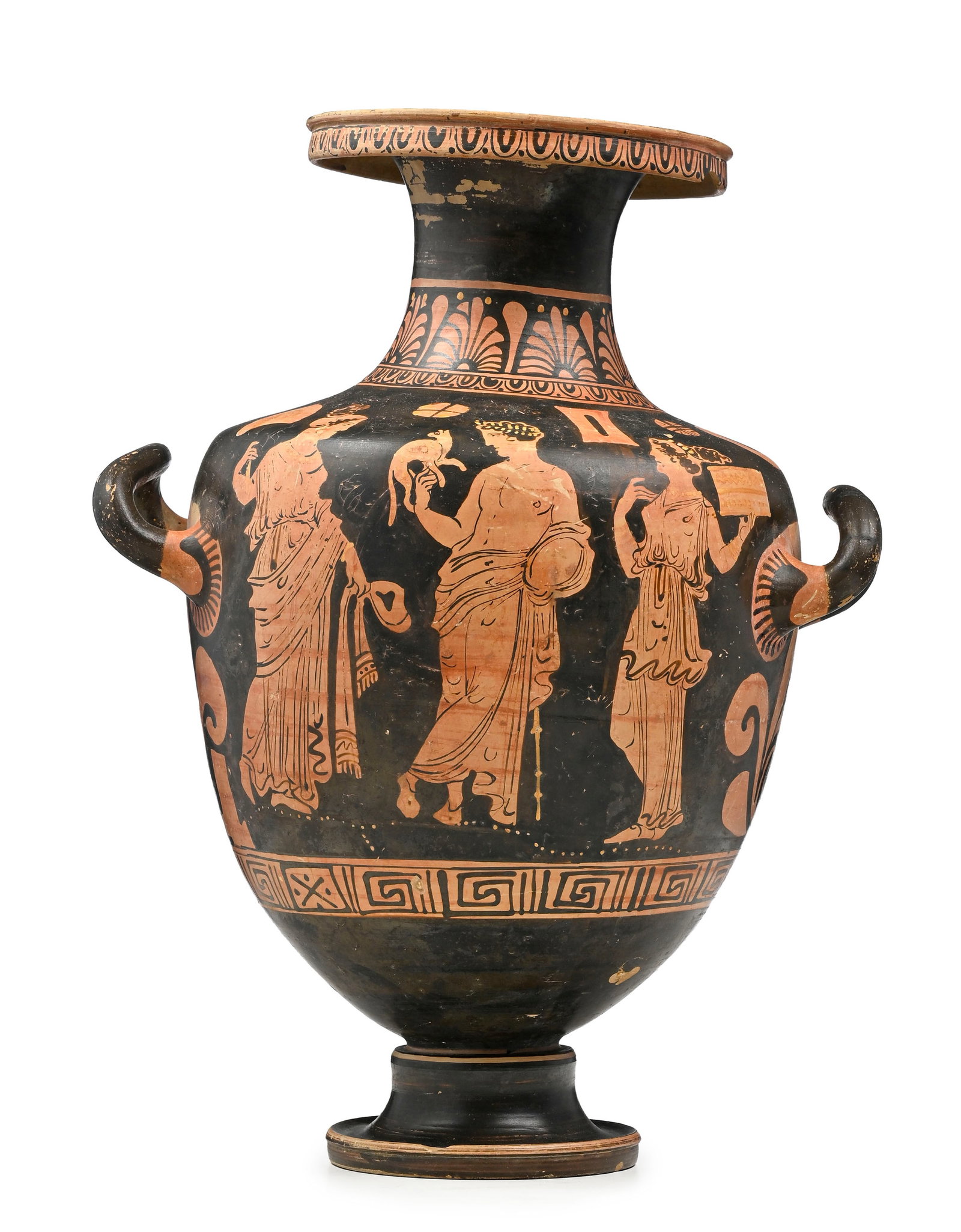 Hydrie en terre cuite à figure rouge, Apulie, 340-330 av. J.-C., scène d'offrande nuptiale: Hydrie en terre cuite à figure rouge, Apulie, 340-330 av. J.-C., scène d'offrande nuptiale ou de gynécée, h. 36 cm Provenance : collection privée, Nyon, par succession.