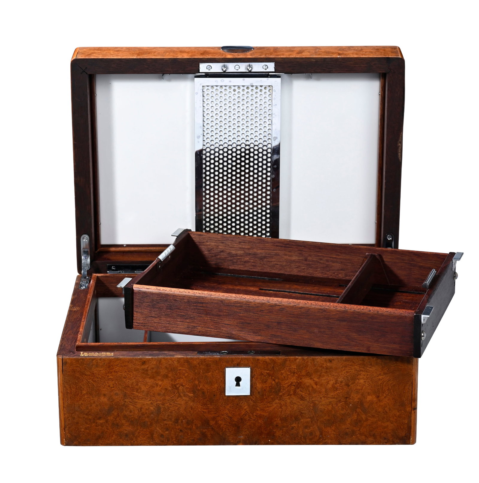 Cave à cigares par Lemaire à Paris, en bois exotique et placage de loupe vernis, avec humi: Cave à cigares par Lemaire à Paris, en bois exotique et placage de loupe vernis, avec humidificateur, su deux étages, avec clé, 32 x 22,5 x 13,5 cm Condition 1 des petits tr