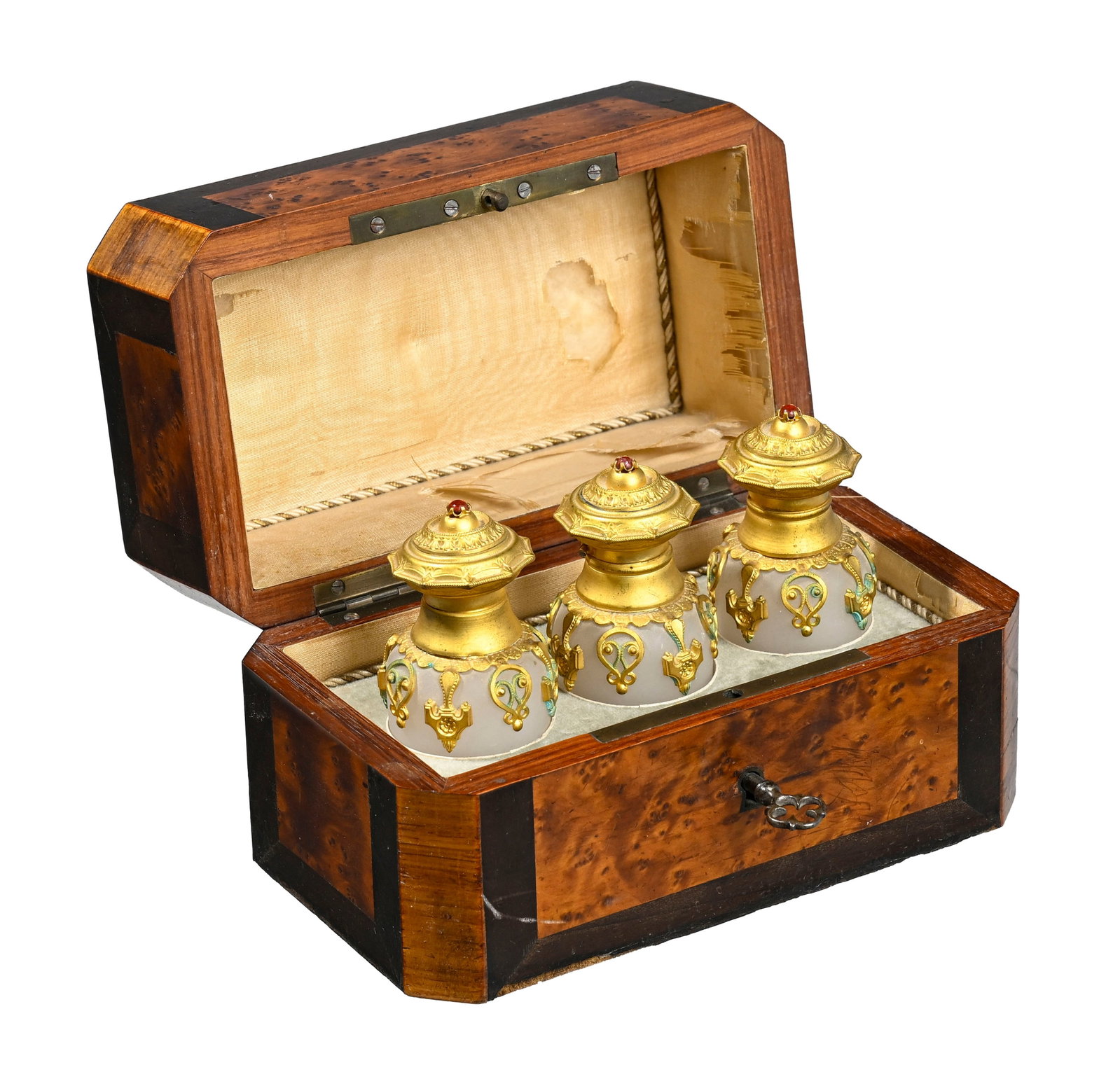 Petit coffret à parfums d'époque Napoléon III, coffret en placage de loupe et marquet: Petit coffret à parfums d'époque Napoléon III, coffret en placage de loupe et marqueterie de nacre et laiton. Ouvrant sur trois flacons en verre opalescent orné de métal