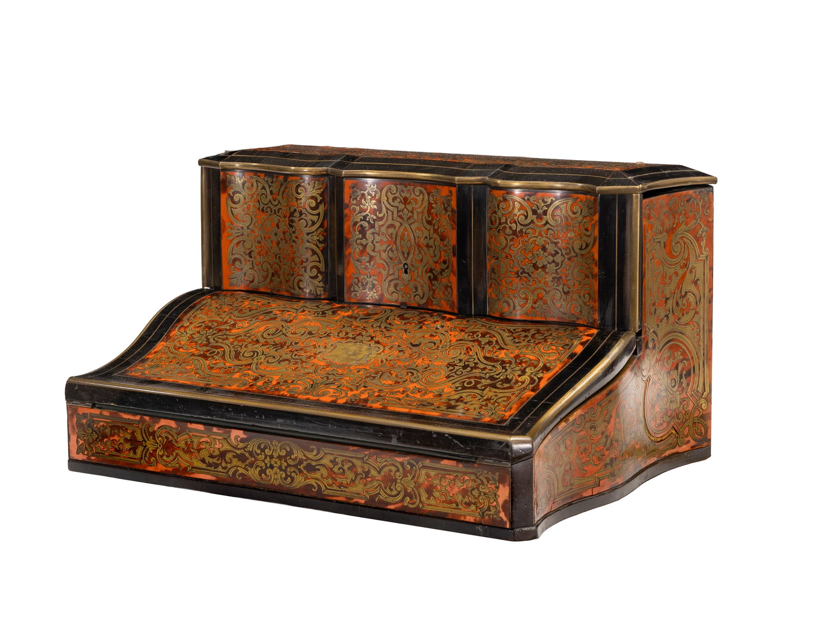 Ecritoire d'époque Napoléon III par la maison Tahan, Paris, en bois noirci et marqueterie : Ecritoire d'époque Napoléon III par la maison Tahan, Paris, en bois noirci et marqueterie Boulle d'écaille de tortue et laiton, ouvrant par un abattant garnis d'un feutre bleu et