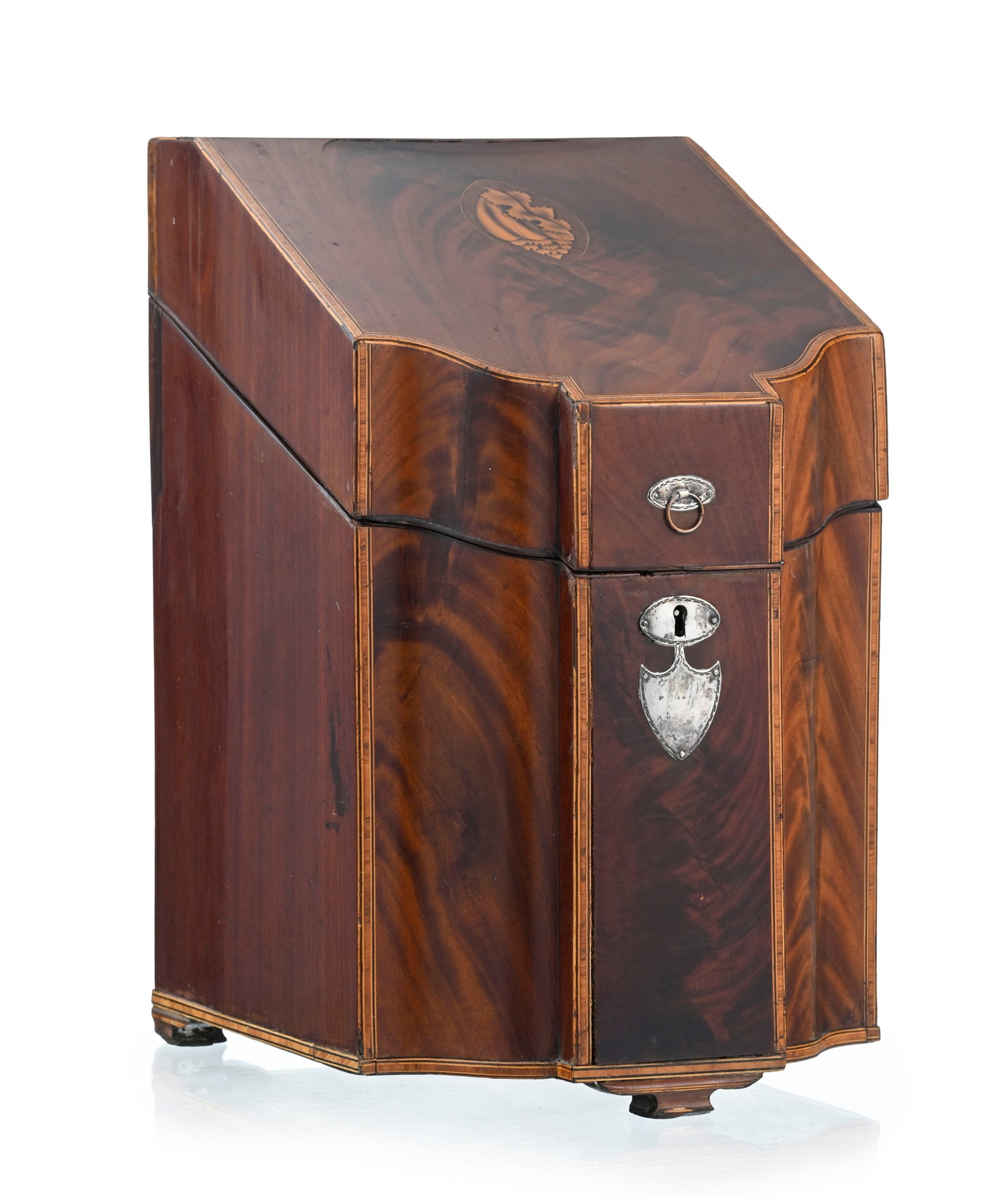 Coffret à ménagère de style George III, XIXe s., en acajou, placage d'acajou et marqu: Coffret à ménagère de style George III, XIXe s., en acajou, placage d'acajou et marqueterie de bois fruitiers, intérieur compartimenté pour le rangement de couverts, 39x29x23 