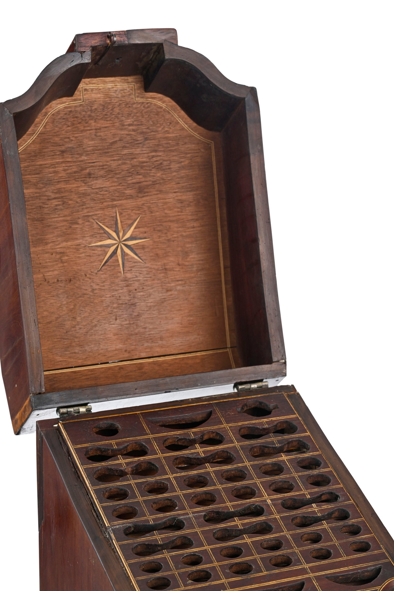 Coffret à ménagère de style George III, XIXe s., en acajou, placage d'acajou et marqu - 3