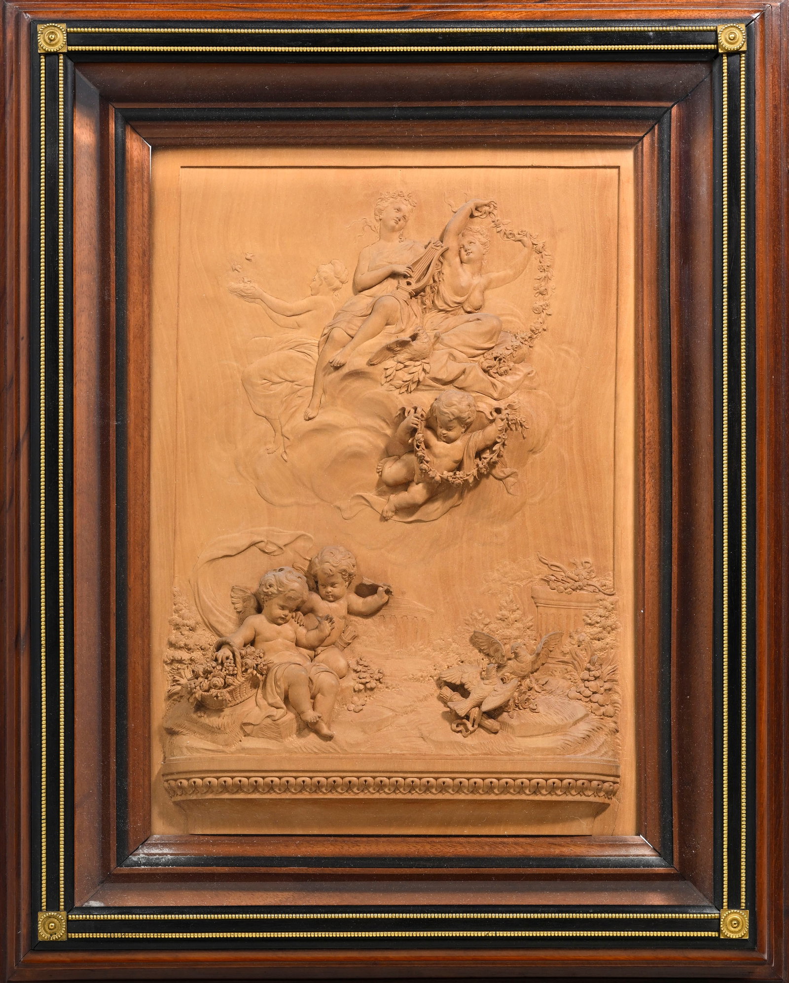 Ecole du XVIIIe s., bas relief en terre cuite à décor d'une allégorie et de putti. En: Ecole du XVIIIe s., bas relief en terre cuite à décor d'une allégorie et de putti. Encadrement sous verre, 26,5x18,5 cm Provenance : Famille Schlote, Göttingen, Basse-Saxe ;