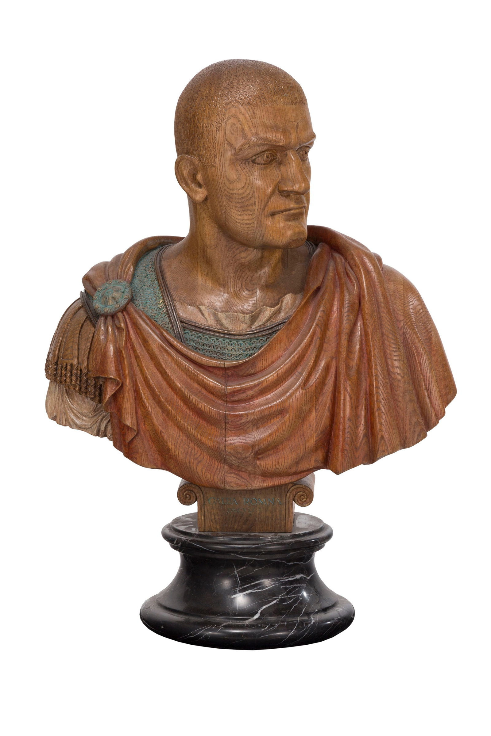 Galea Romana saeculi, buste de style antique en bois sculpté teinté et vernis, sur pié: Galea Romana saeculi, buste de style antique en bois sculpté teinté et vernis, sur piédouche en marbre noir veiné, h. 78 cm