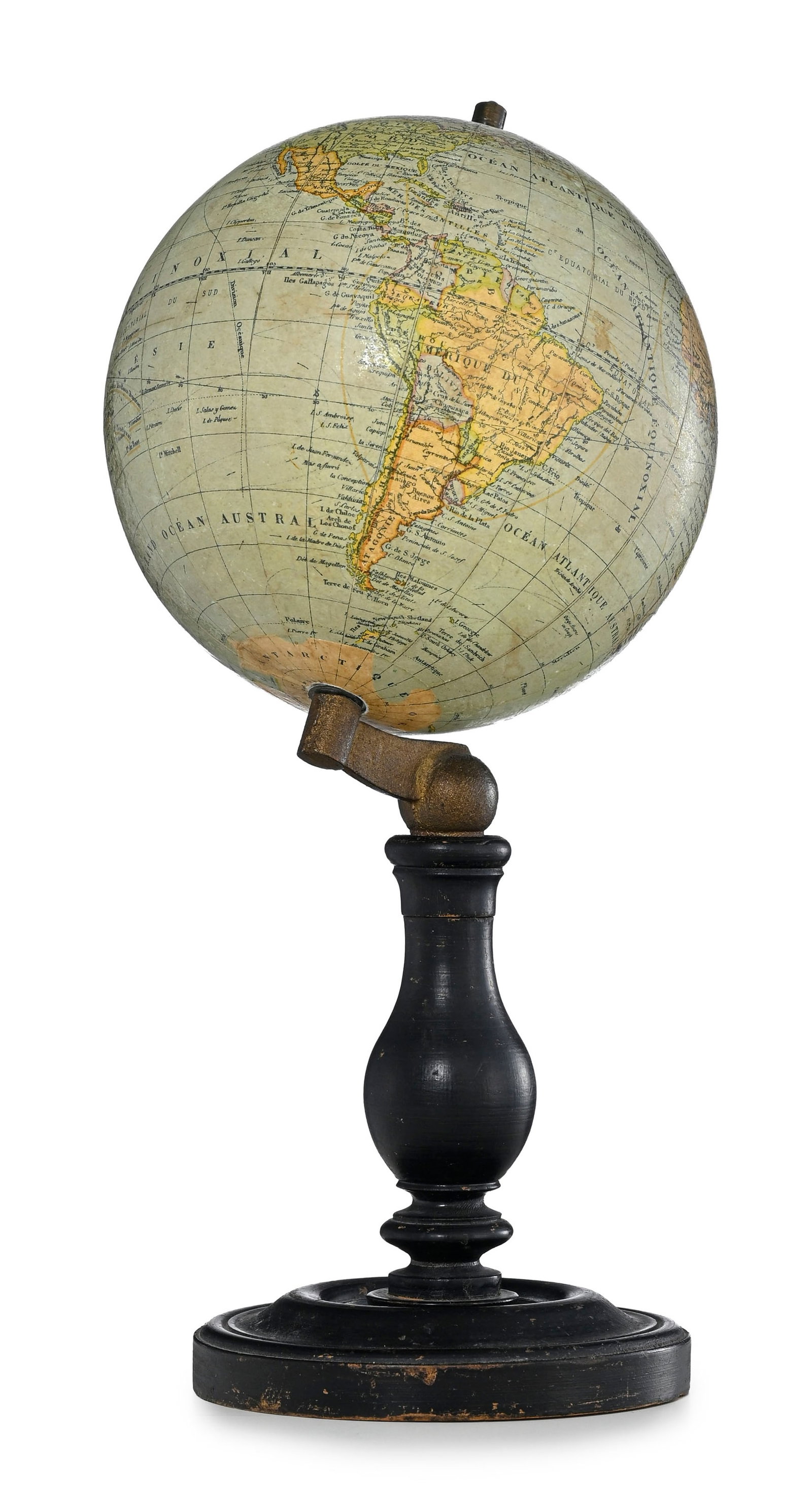 Globe terrestre par G. Thomas à Paris, vers 1910, sur pied en bois tourné noirci, h. 32 cm: Globe terrestre par G. Thomas à Paris, vers 1910, sur pied en bois tourné noirci, h. 32 cm, diam.15 cm Condition Jeu dans l'axe de rotation Salissures de toucher, et coup dans la