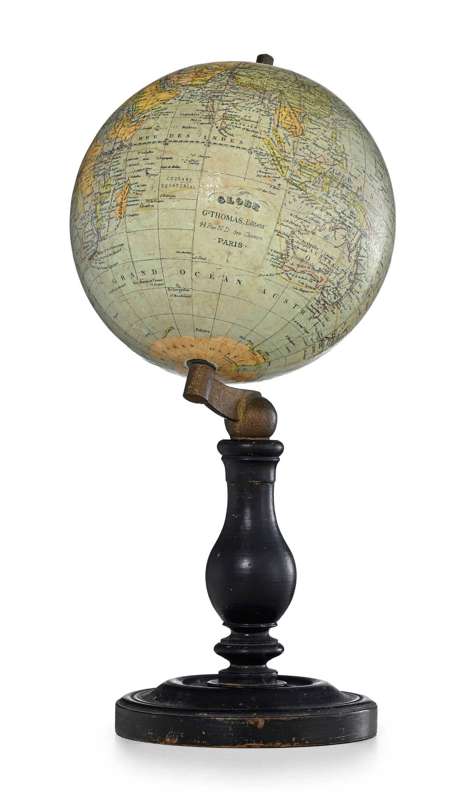Globe terrestre par G. Thomas à Paris, vers 1910, sur pied en bois tourné noirci, h. 32 cm - 2