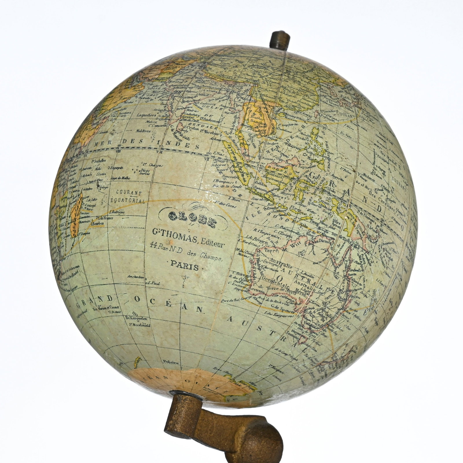 Globe terrestre par G. Thomas à Paris, vers 1910, sur pied en bois tourné noirci, h. 32 cm - 5