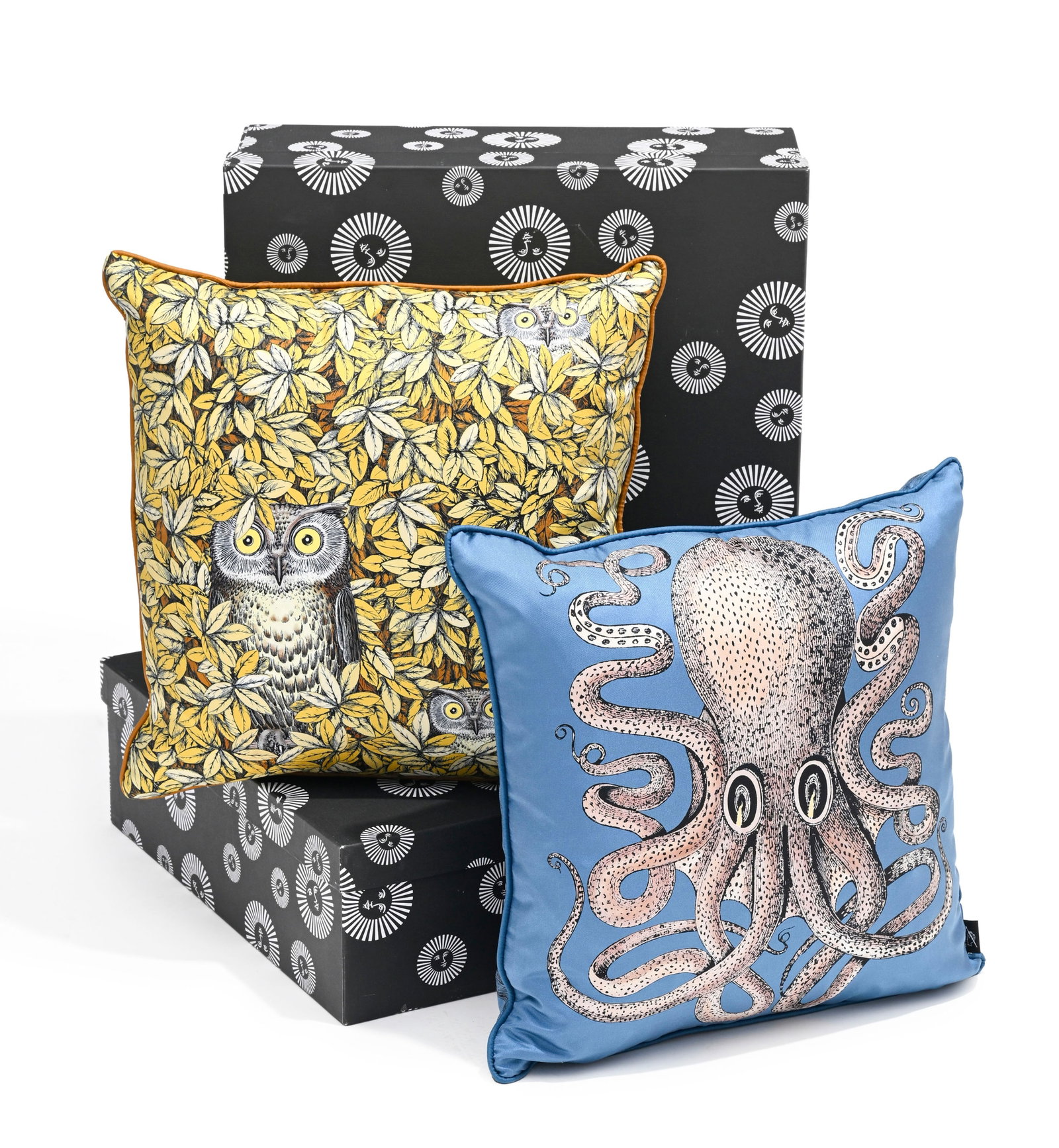 2 coussins Polipo et Civette, édition Fornasetti, XXIe s., en soierie imprimée à d: 2 coussins Polipo et Civette, édition Fornasetti, XXIe s., en soierie imprimée à décor d'une pieuvre et deux deux hiboux dans des feuillages, carton d'origine, 45x45 cm Condition