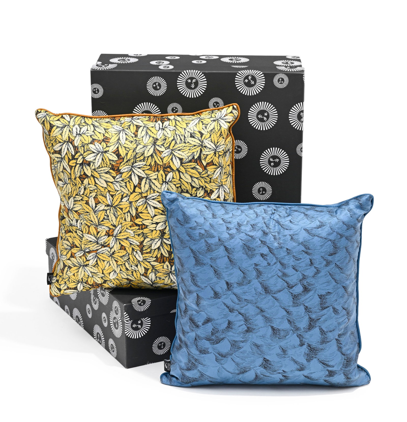 2 coussins Polipo et Civette, édition Fornasetti, XXIe s., en soierie imprimée à d - 2