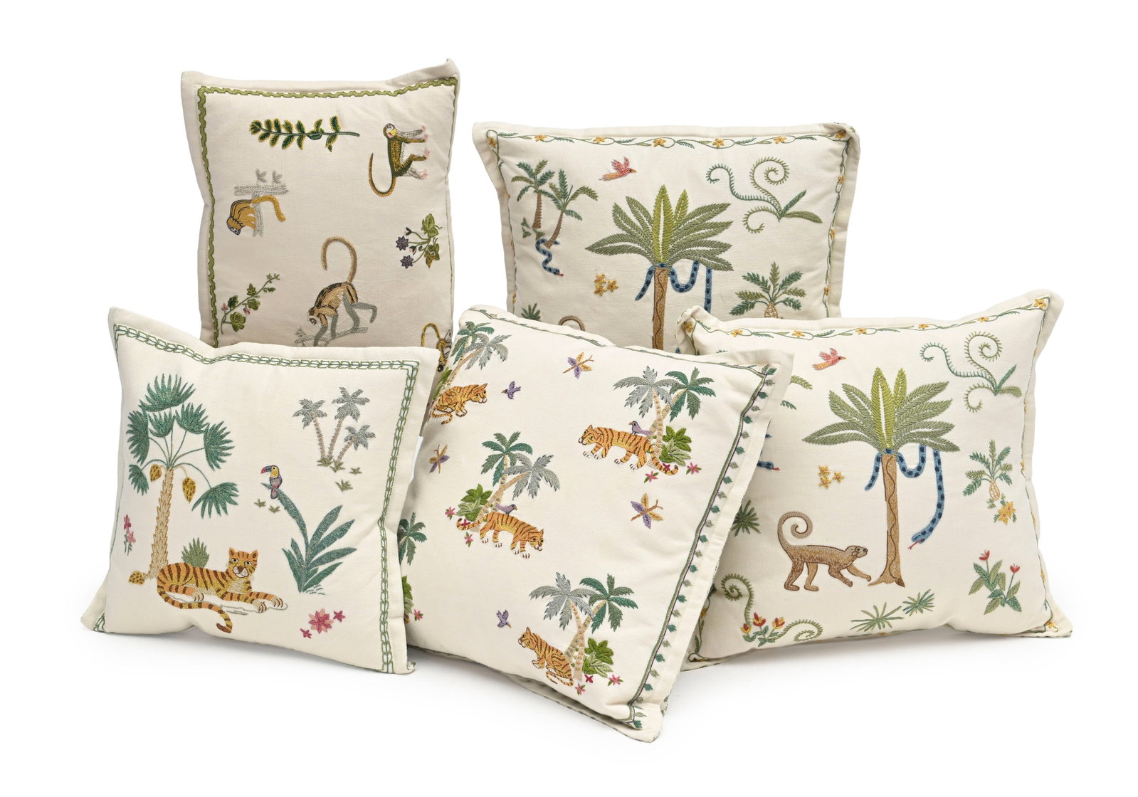 Ensemble de 5 coussins par la maison Chelsea Textile London, XXIe s., à décor d'animaux et: Ensemble de 5 coussins par la maison Chelsea Textile London, XXIe s., à décor d'animaux et végétaux, 37x27 cm, 37x32 cm, 32x29 cm et 37x37 cm