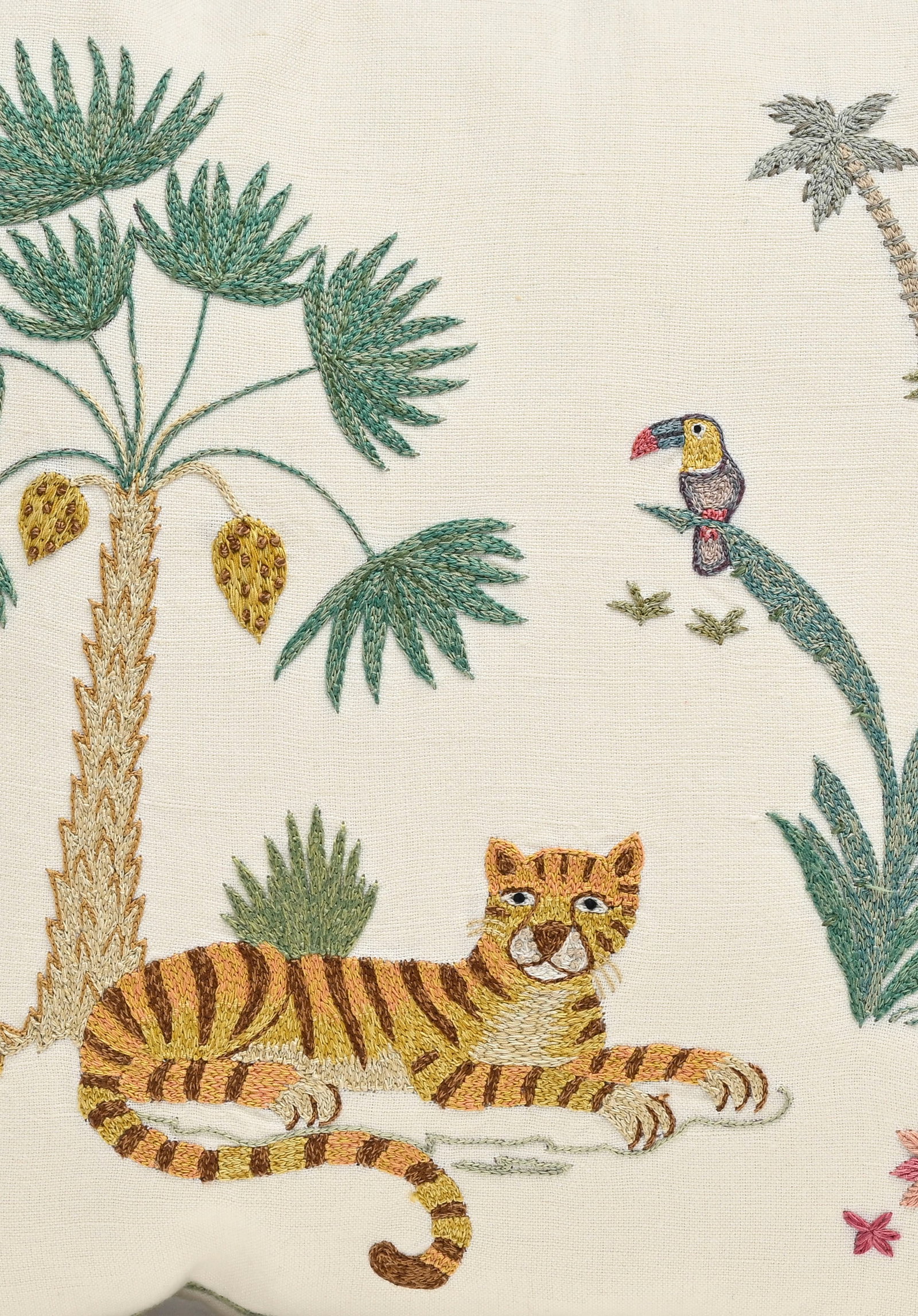 Ensemble de 5 coussins par la maison Chelsea Textile London, XXIe s., à décor d'animaux et - 6