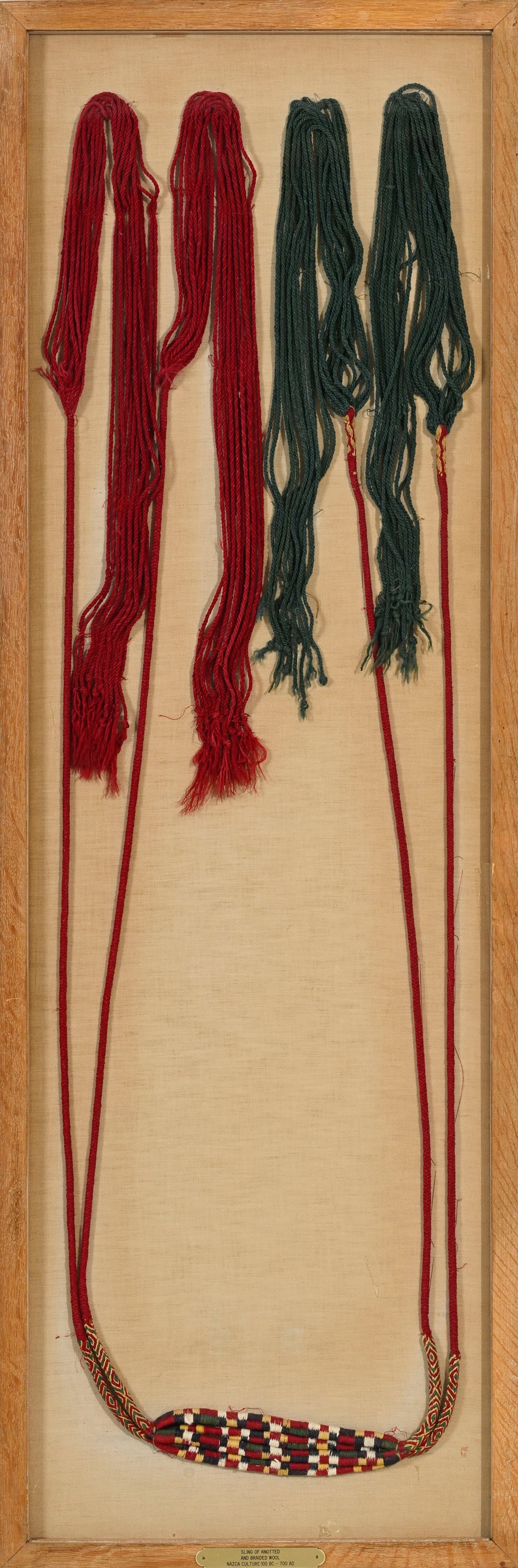 Fronde en laine nouée et tressée, à la manière de la culture Nazca (Pérou),: Fronde en laine nouée et tressée, à la manière de la culture Nazca (Pérou), sous verre, 138 x 46 cm Pour ce lot, la TVA due par l'acheteur est calculée sur le prix