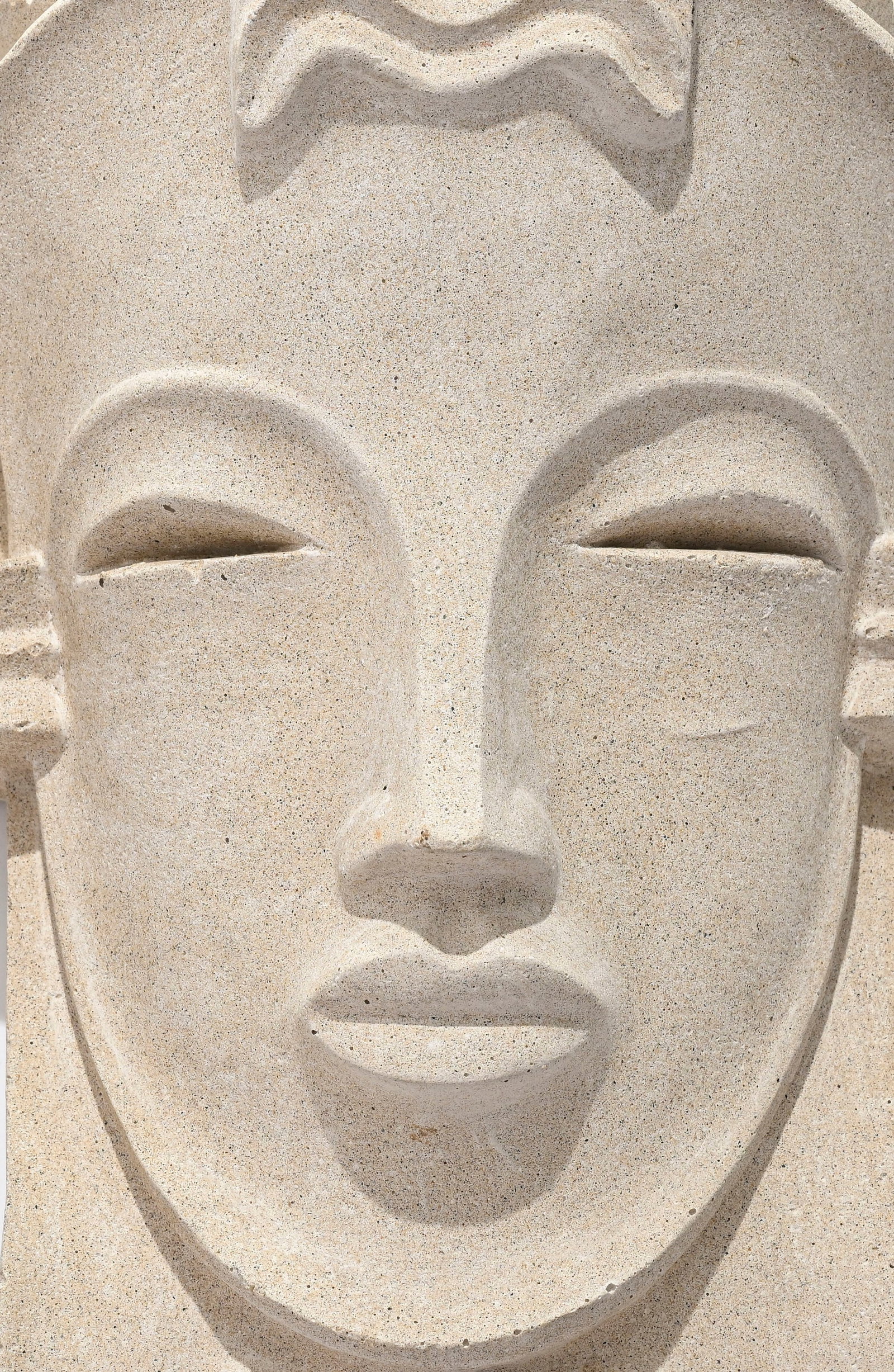 Paire d'appliques décoratives murales en forme de masques africains stylisés, pierre moul& - 2