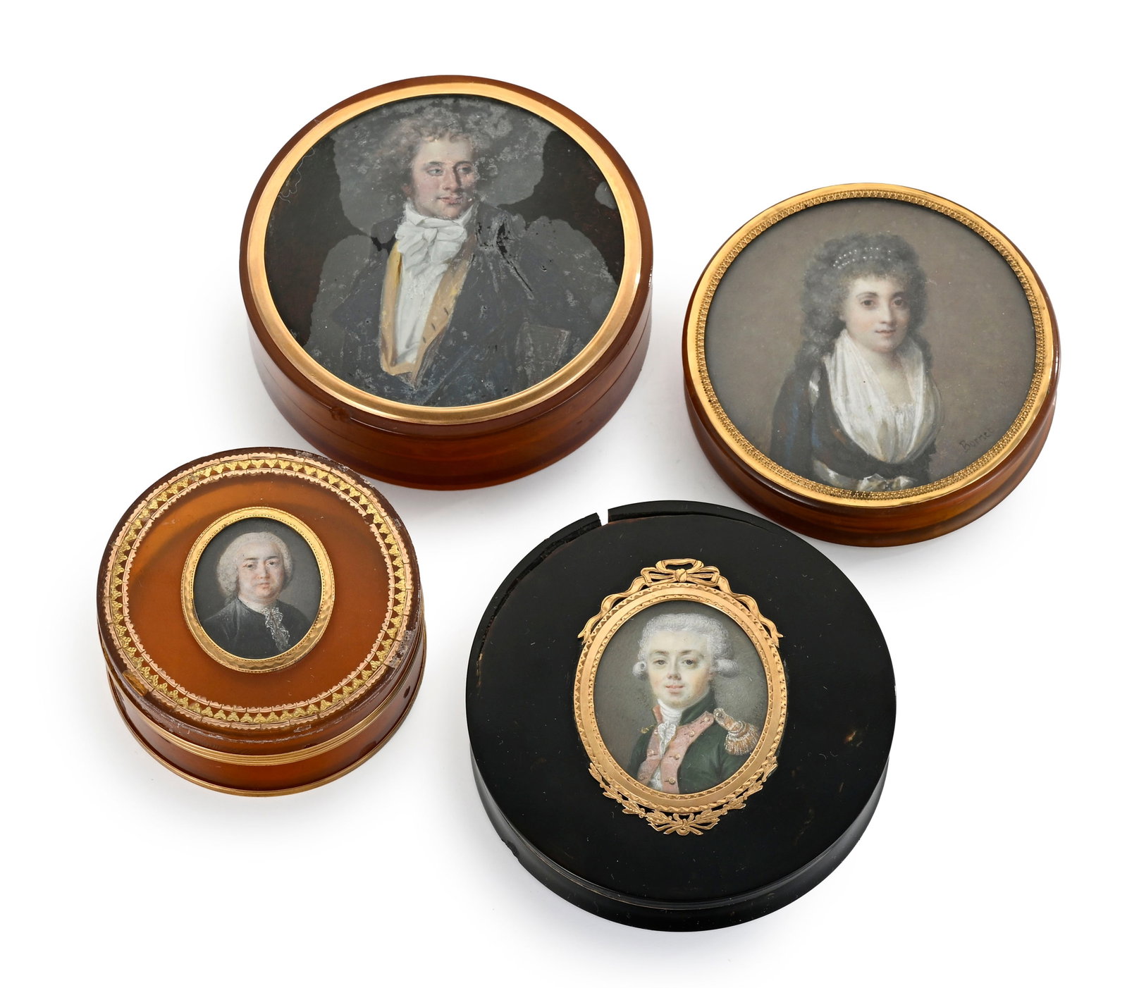 Ensemble de 5 boîtes rondes en écaille avec montures en or, fin XVIII - début XIXe s.: Ensemble de 5 boîtes rondes en écaille avec montures en or, fin XVIII - début XIXe s., chacune centrée d'un portrait en miniature sur ivoire, l'un d'une femme signé Bornet,