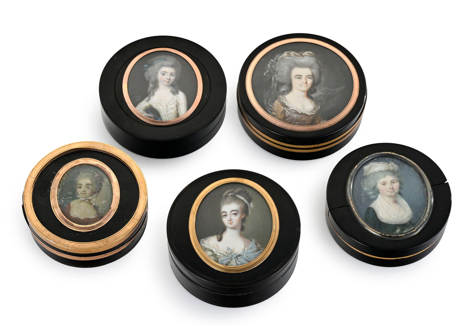 Ensemble de cinq boîtes rondes en composition noire et écaille, France fin XVIIIe-déb: Ensemble de cinq boîtes rondes en composition noire et écaille, France fin XVIIIe-début XIXe s., les couvercles ornés de miniatures ovales peintes sur ivoire représentant des