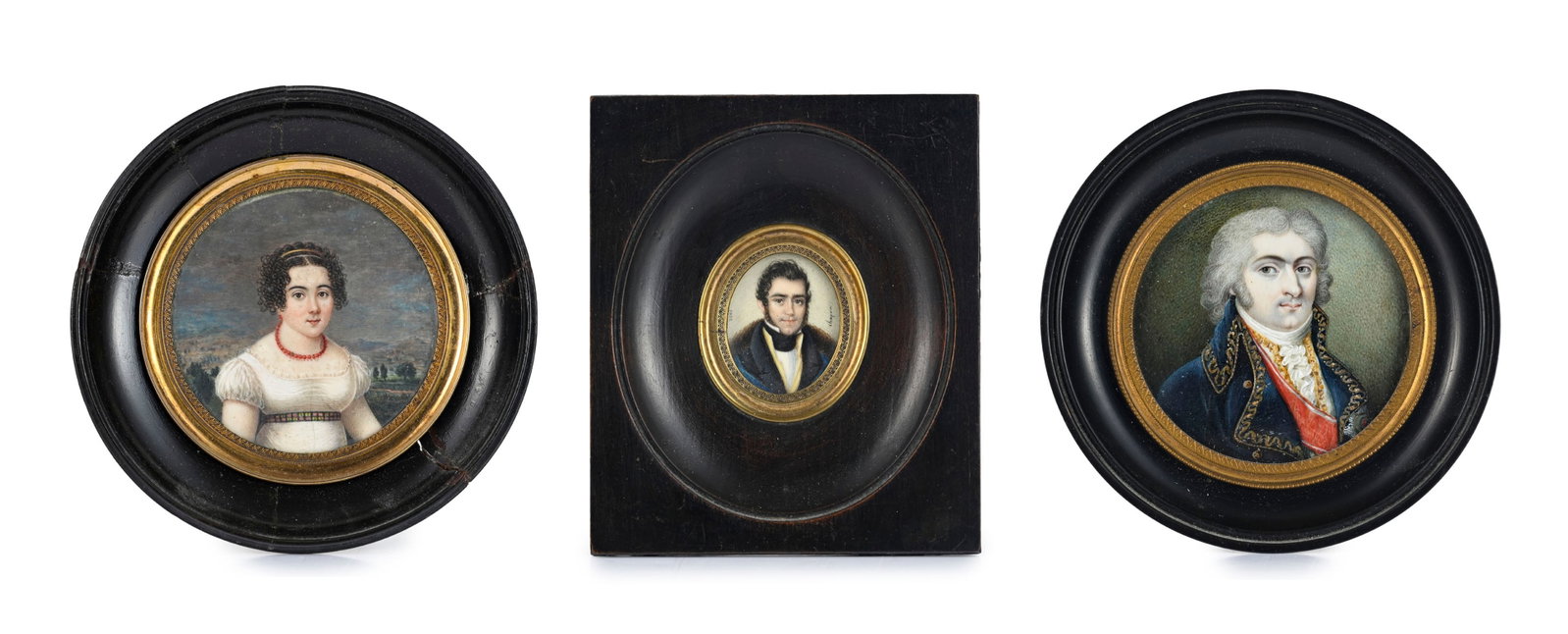 3 portraits en miniature: Gentilhommes en redingote et une dame au collier en corail, gouache et aqu: 3 portraits en miniature: Gentilhommes en redingote et une dame au collier en corail, gouache et aquarelle sur ivoire, l'un signé Chapon, diam. 7 cm et 2,8x2,8 cm Provenance : Famille Schlote, G&