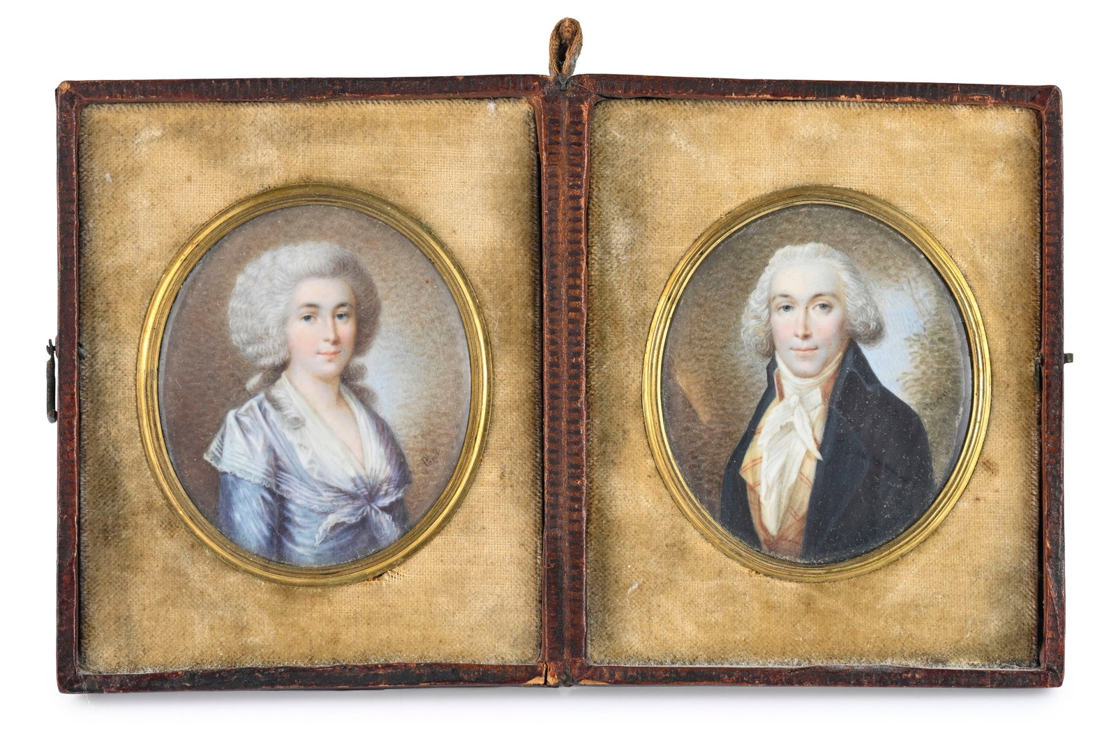 Lié Louis Périn- Salbreux (1753-1817) attr. à, paire de miniatures d'un couple, d: Lié Louis Périn- Salbreux (1753-1817) attr. à, paire de miniatures d'un couple, début XIXe s., de forme ovale montées dans un cadre portatif en maroquin, signés 'Pér