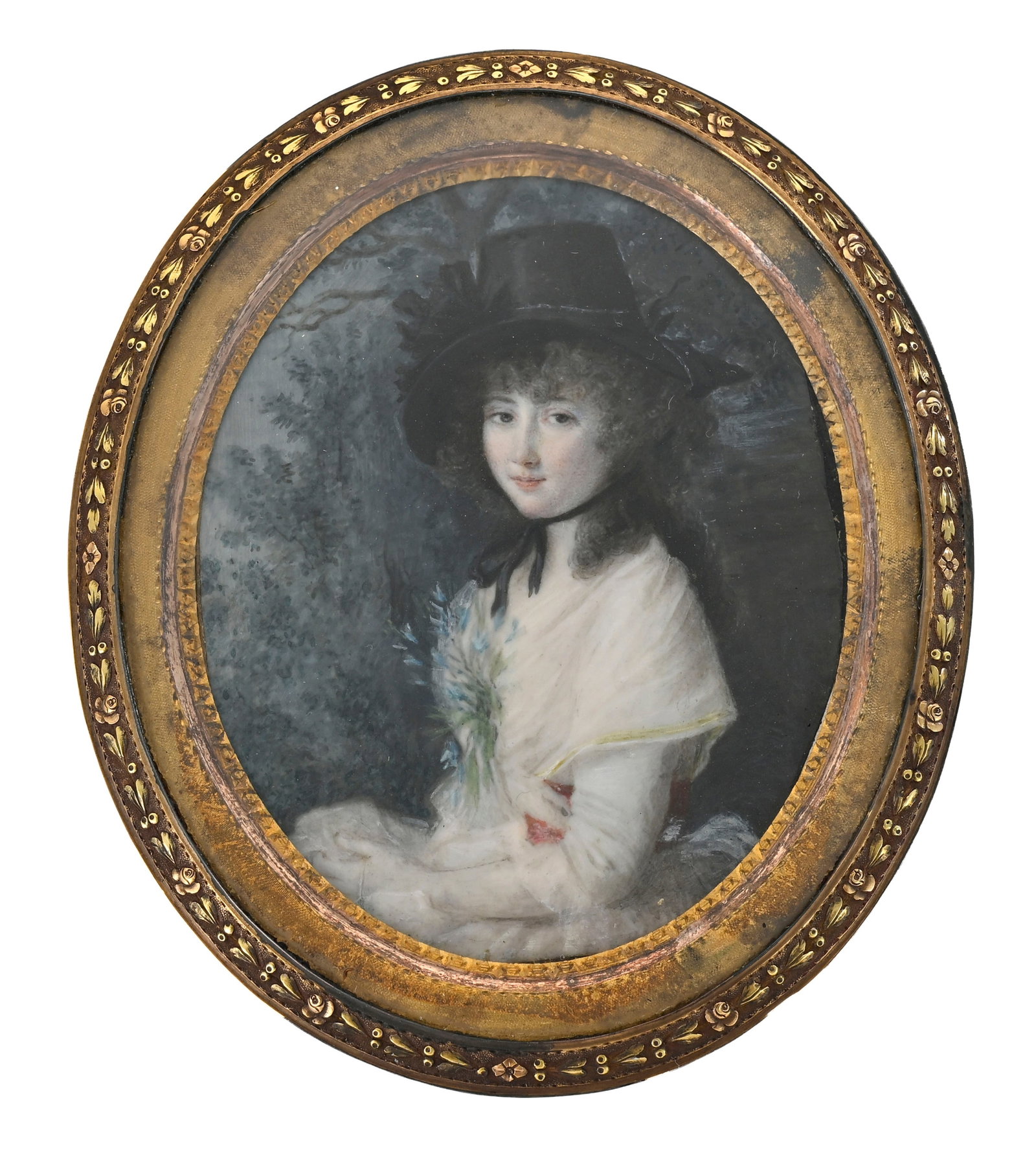 Ecole anglaise, Jeune femme au chapeau noir tenant un bouquet de fleurs, circa 1780, portrait en min: Ecole anglaise, Jeune femme au chapeau noir tenant un bouquet de fleurs, circa 1780, portrait en miniature ovale sur ivoire. La jeune femme représentée à mi-corps dans un paysage, v