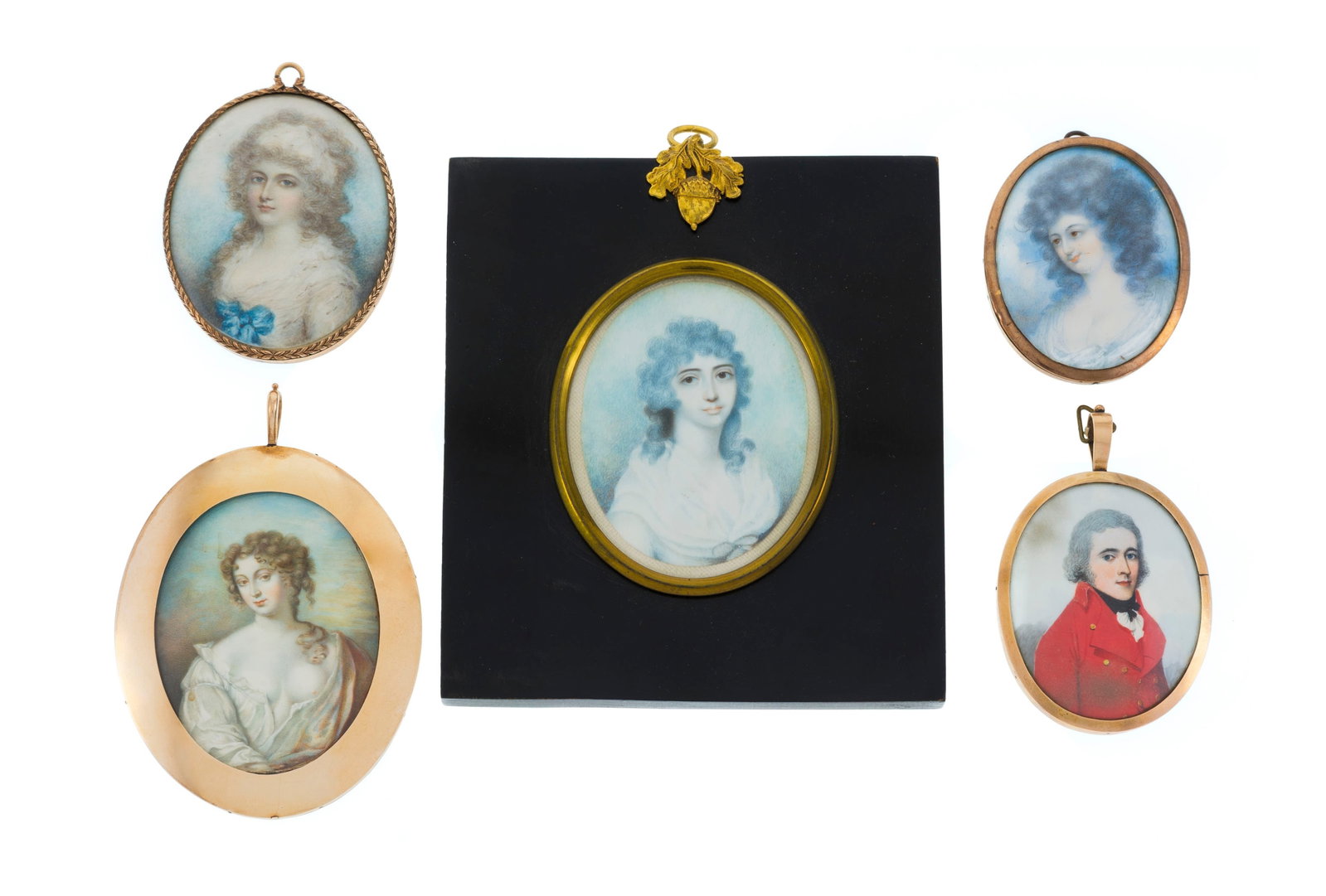 Collection de 4 miniatures montées en porte-souvenirs en or, école anglaise, XIXe s., et 1: Collection de 4 miniatures montées en porte-souvenirs en or, école anglaise, XIXe s., et 1 miniature de Mrs James Mure, née Frederica Sophia Metcalfe, aquarelle et gouache sur ivoire,