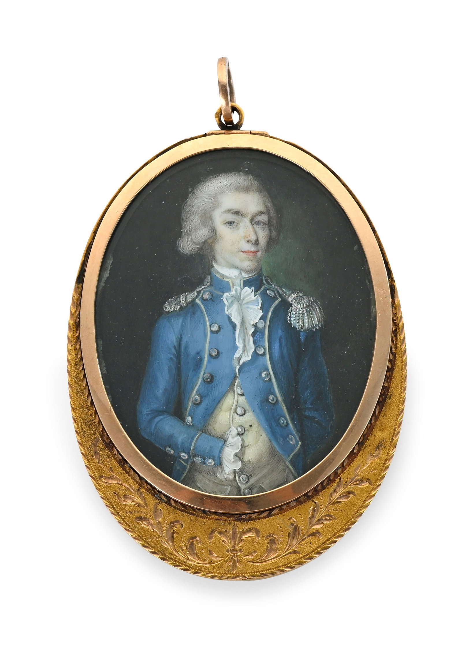 Médaillon pendentif ovale en or à double miniature sur ivoire, fin du XVIIIe s., memento m: Médaillon pendentif ovale en or à double miniature sur ivoire, fin du XVIIIe s., memento mori présentant à l’avers le portrait d’un officier en uniforme bleu, aquarelle