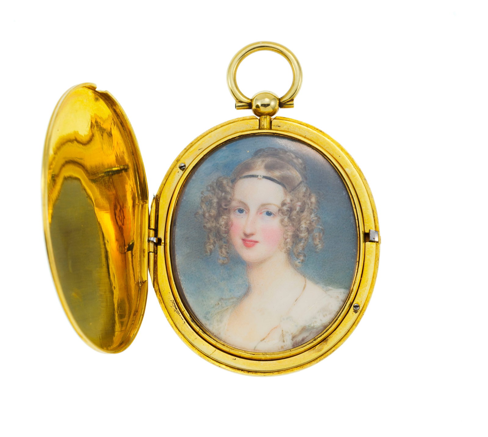 Pendentif porte-miniature ovale en or, travail anglais XIXe s., vers 1840-1850, au décor grav&#: Pendentif porte-miniature ovale en or, travail anglais XIXe s., vers 1840-1850, au décor gravé de rinceaux, fleurs et d’un oiseau, ouvrant sur un portrait de jeune femme peint sur ivoi