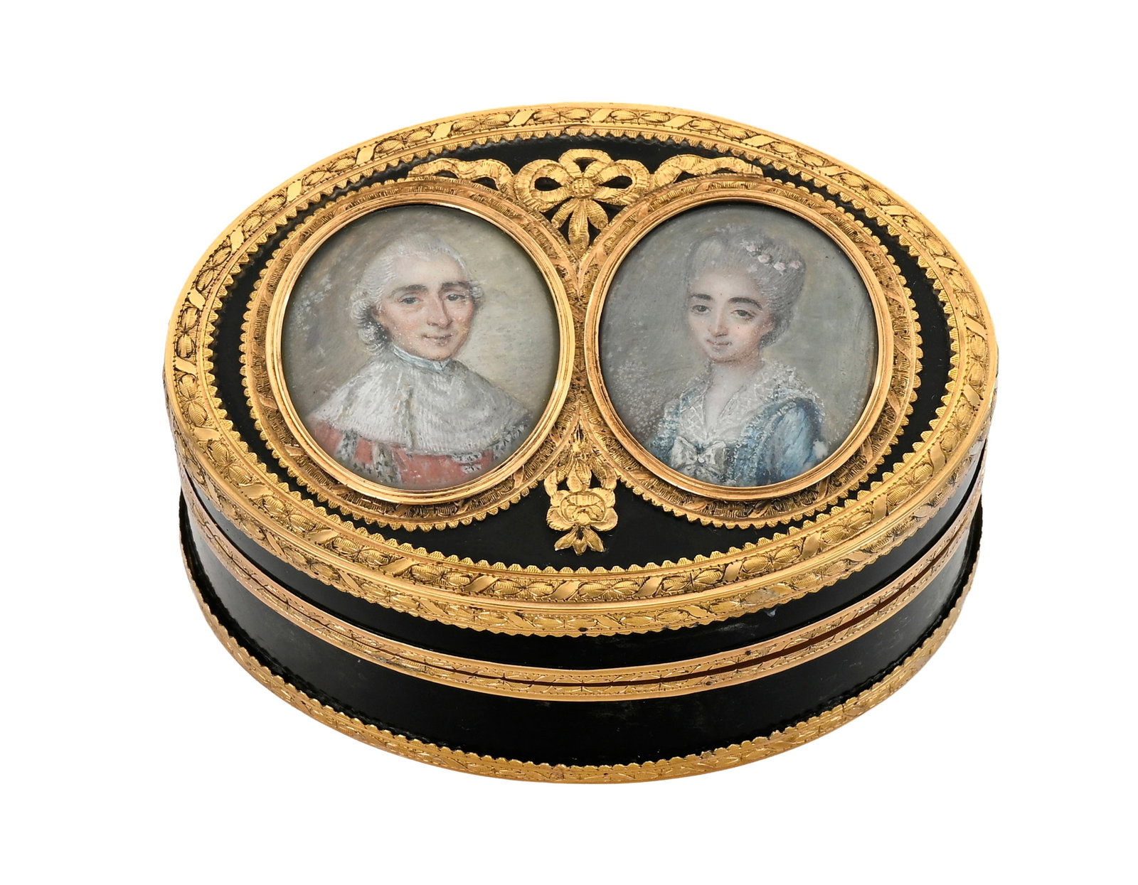Boîte ovale en or et écaille avec une paire de portraits, France XVIIIe s., le couvercle i: Boîte ovale en or et écaille avec une paire de portraits, France XVIIIe s., le couvercle inséré de deux miniatures représentant un homme au collerette et une dame à la ro