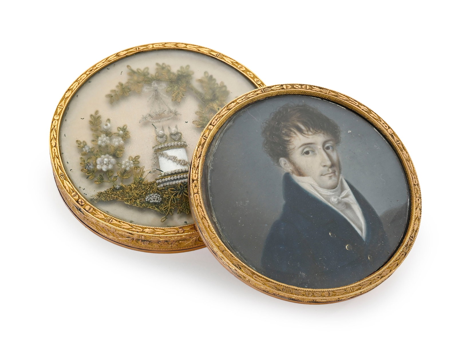 Boîte-souvenir ronde en or à décor de fiançailles, début du XIXe s., orn: Boîte-souvenir ronde en or à décor de fiançailles, début du XIXe s., ornée d’un portrait de jeune homme en miniature et, au revers, d’une composition en