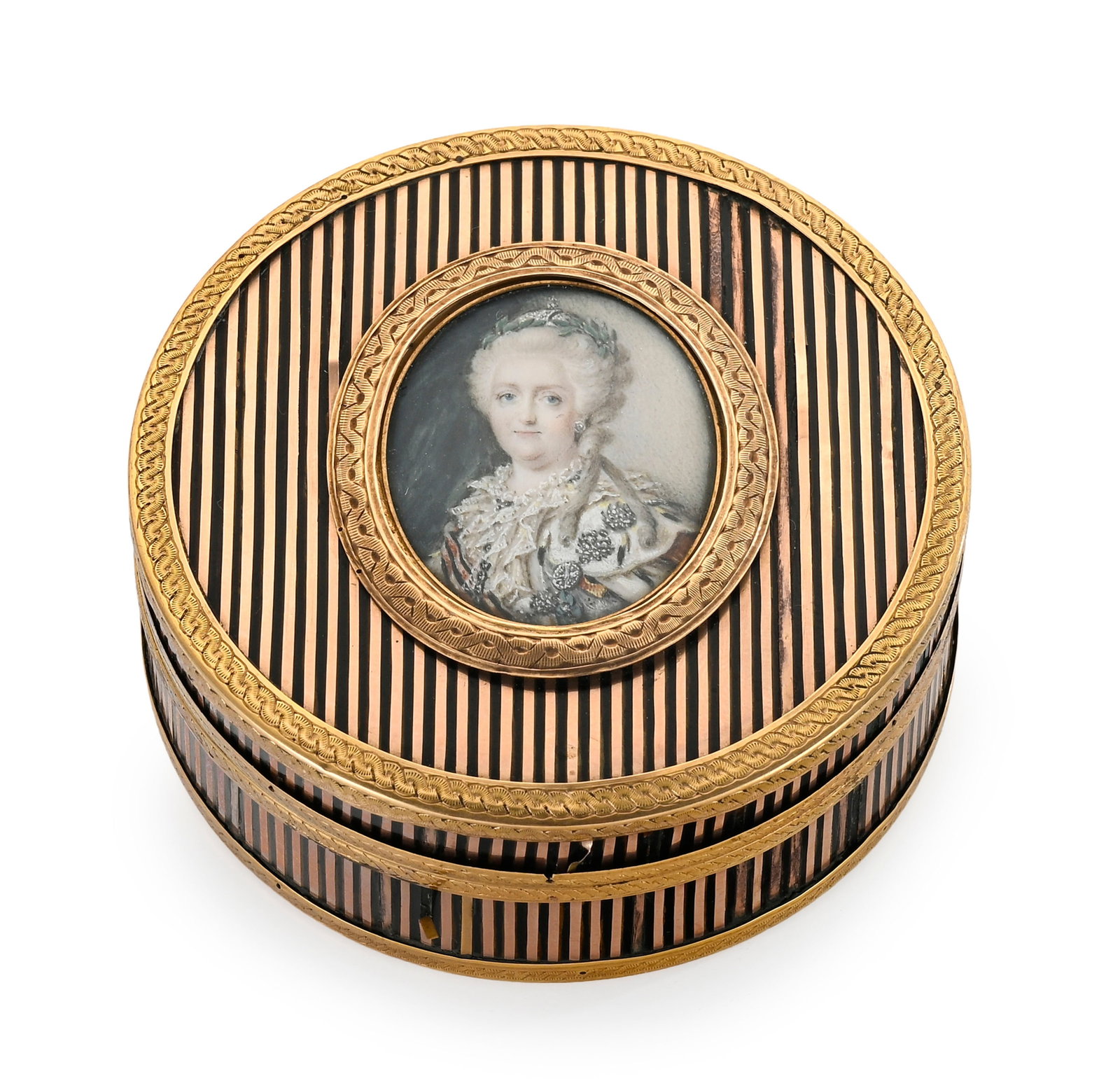 Boîte ronde en écaille avec monture en or, France fin XVIIIe s., le couvercle centré : Boîte ronde en écaille avec monture en or, France fin XVIIIe s., le couvercle centré d'un portrait en miniature probablement de Catherine II de Russie en costume de cour d'après Jo