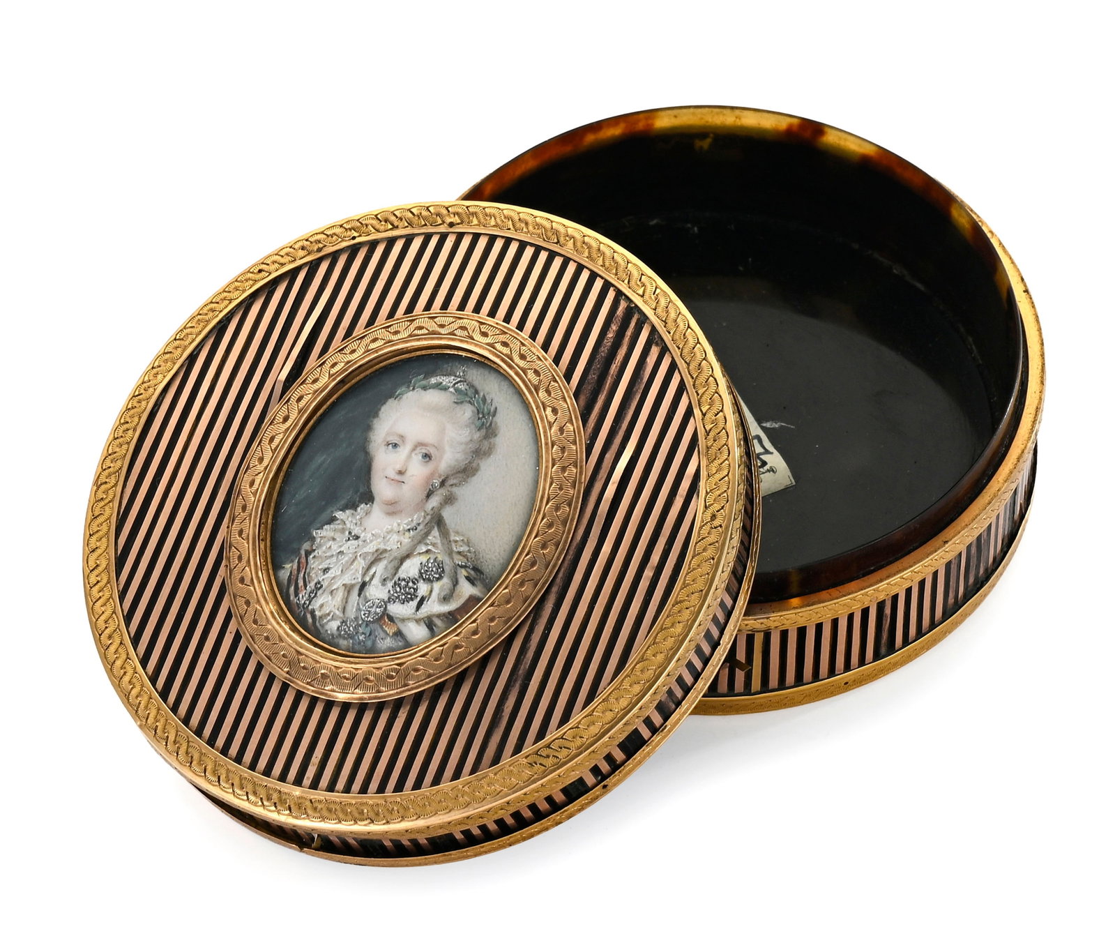Boîte ronde en écaille avec monture en or, France fin XVIIIe s., le couvercle centré  - 2