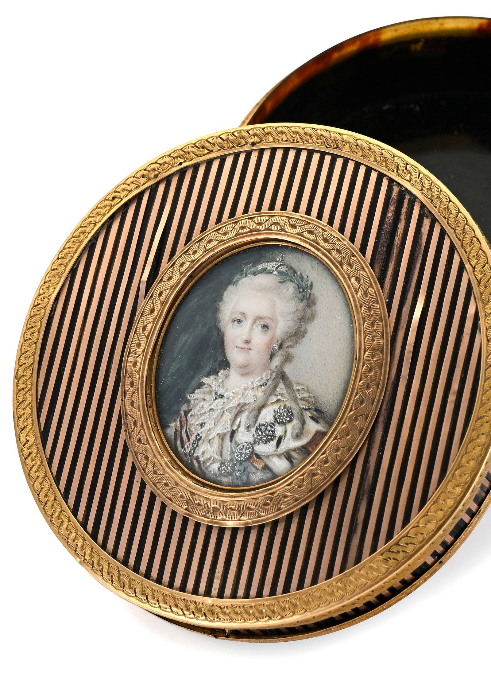 Boîte ronde en écaille avec monture en or, France fin XVIIIe s., le couvercle centré  - 3