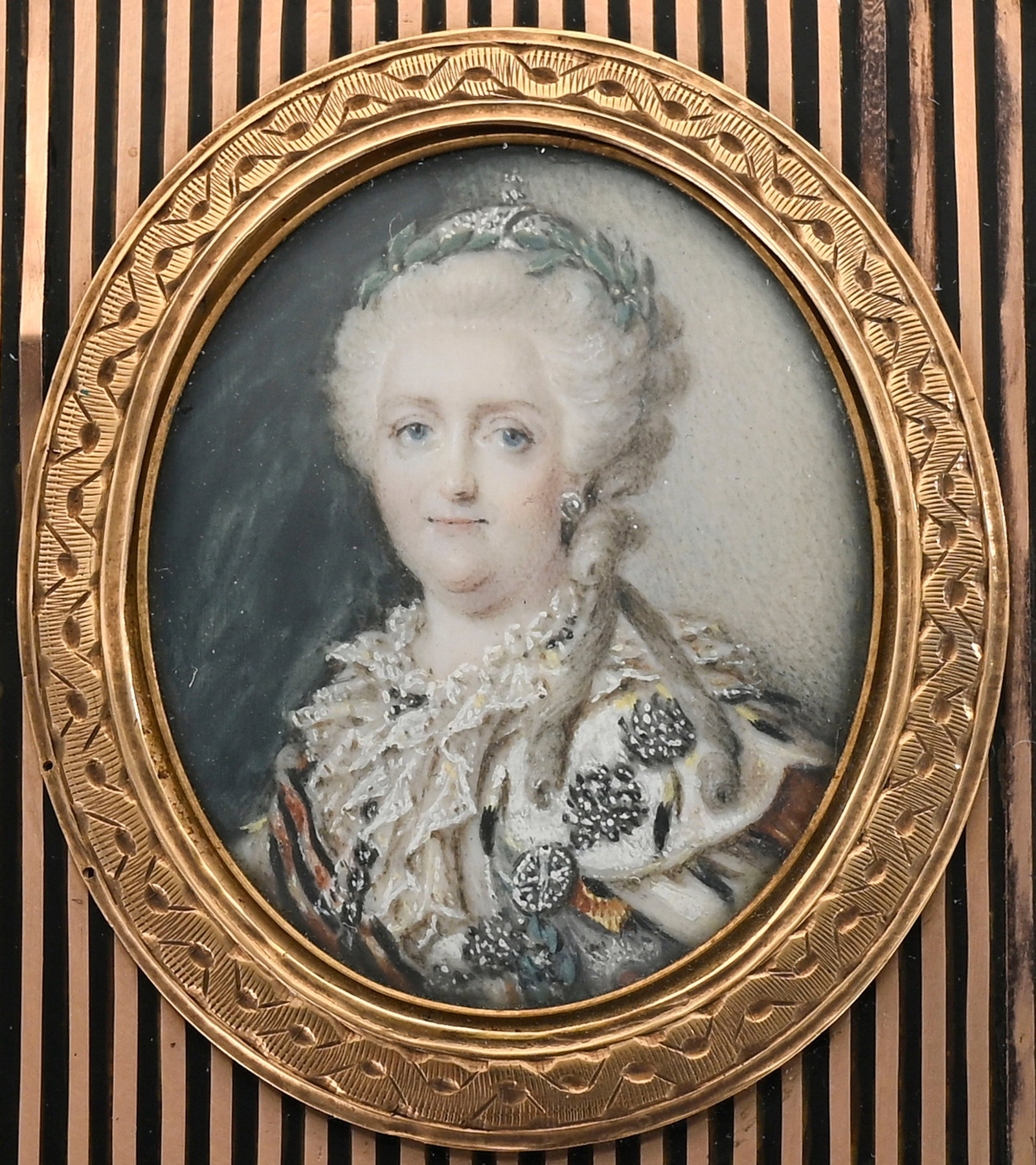 Boîte ronde en écaille avec monture en or, France fin XVIIIe s., le couvercle centré  - 4