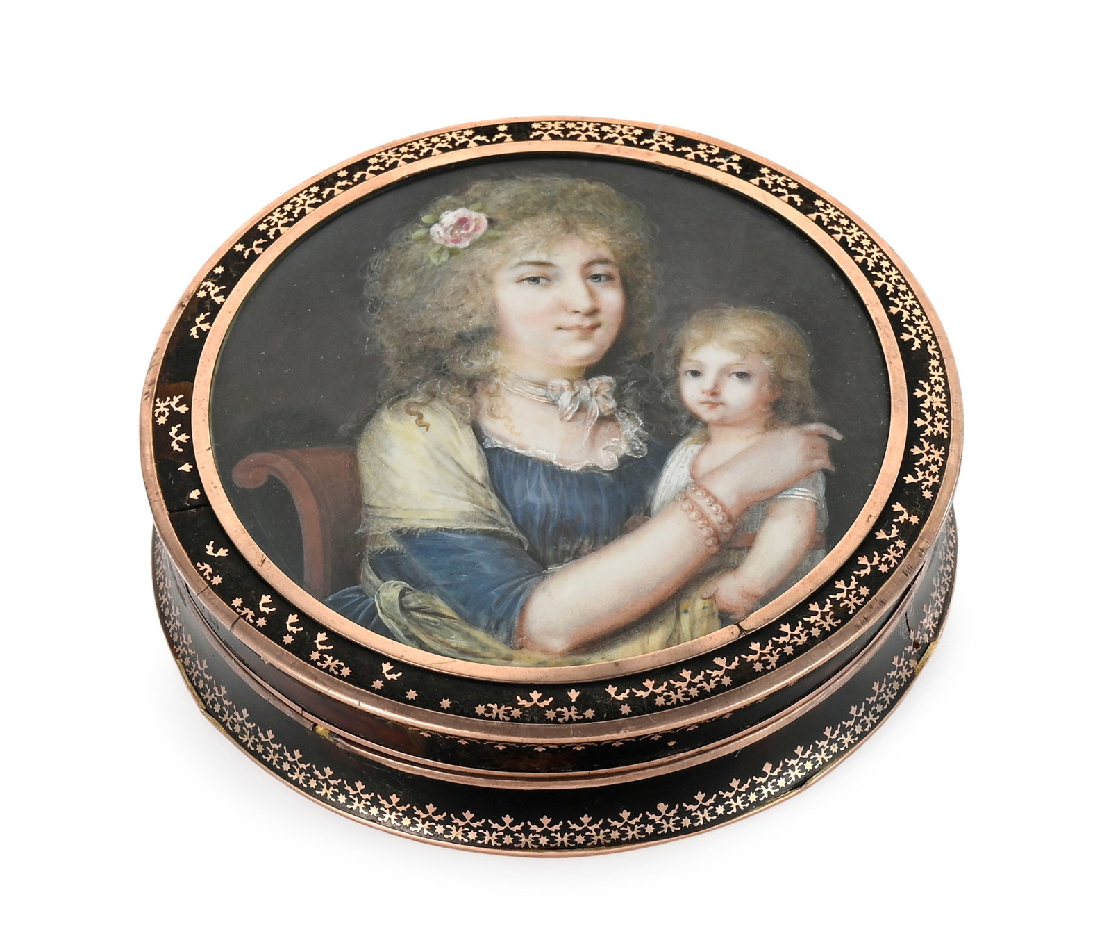 Boîte ronde en écaille piqué or, fin XVIIIe s., le couvercle centré d'un portrai: Boîte ronde en écaille piqué or, fin XVIIIe s., le couvercle centré d'un portrait en miniature d'une mère et son enfant, l'or piqué au déco de frises de feuillages,