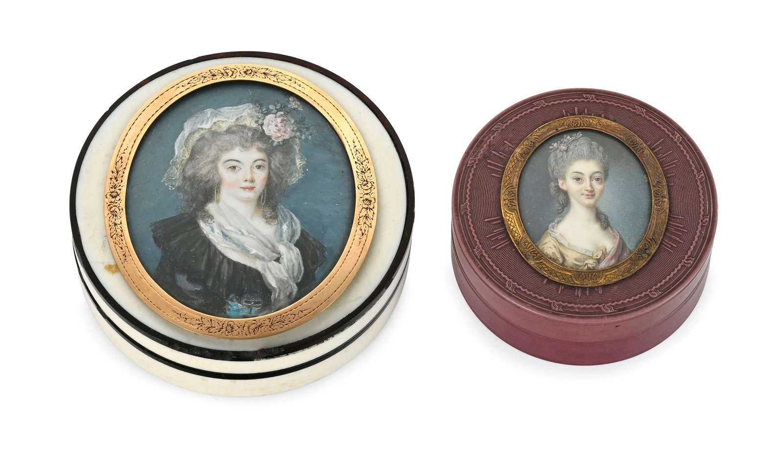 2 boîtes rondes avec miniature de dames, début XIX e s., l'une en composition de couleur v: 2 boîtes rondes avec miniature de dames, début XIX e s., l'une en composition de couleur vieux rose et l'autre en placage ivoire avec bords en écaille, diam. 6,5 et 8 cm