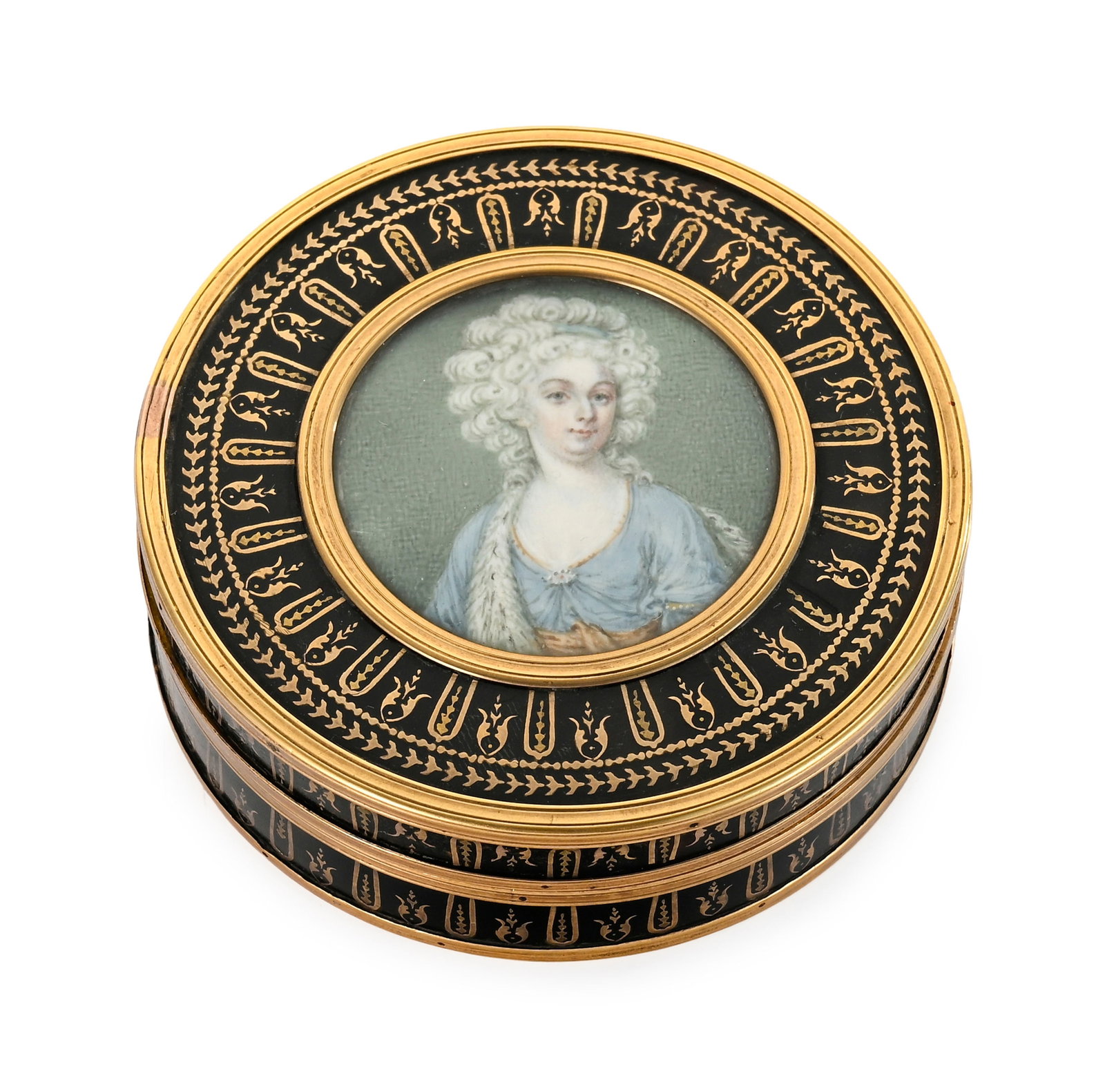 Boîte en écaille et or, France fin XVIIIe s., le couvercle centre un portrait de femme en : Boîte en écaille et or, France fin XVIIIe s., le couvercle centre un portrait de femme en miniature sur ivoire, l'écaille au décor en or piqué de frises et de treillis,