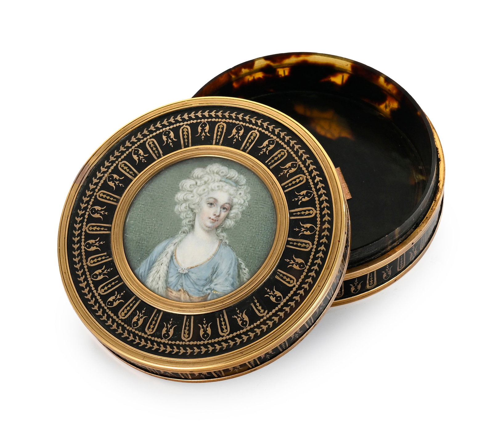 Boîte en écaille et or, France fin XVIIIe s., le couvercle centre un portrait de femme en  - 2