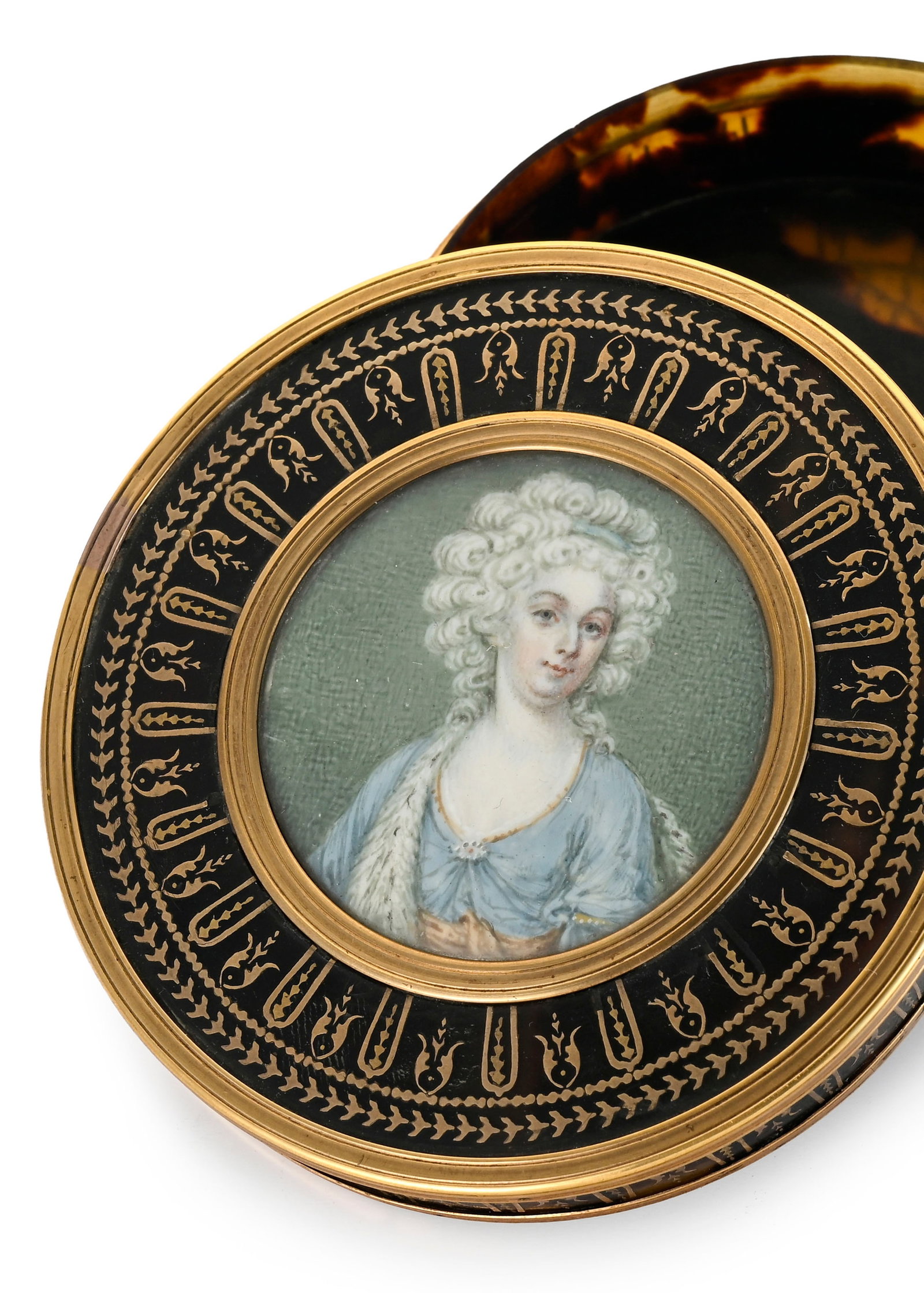 Boîte en écaille et or, France fin XVIIIe s., le couvercle centre un portrait de femme en  - 3