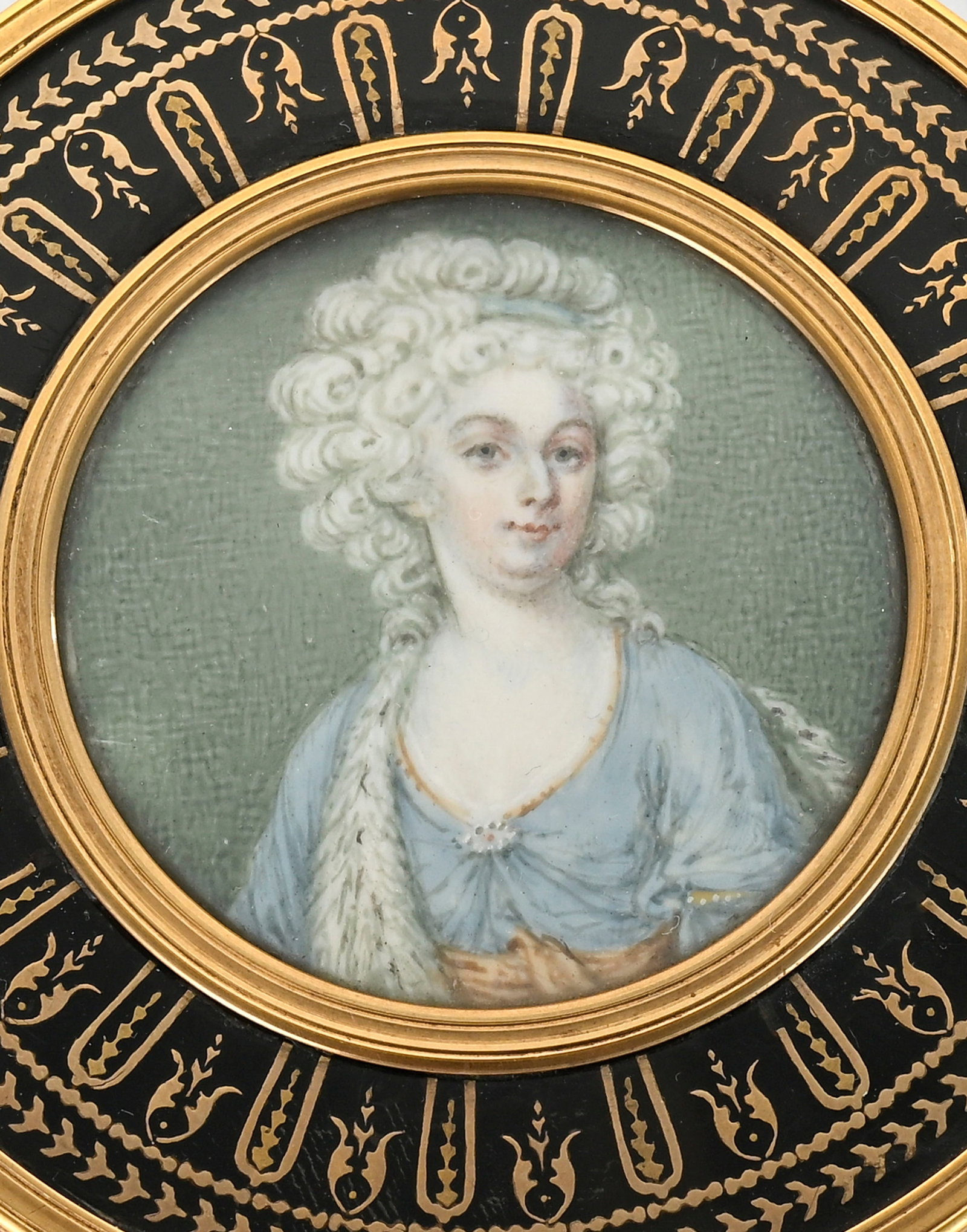 Boîte en écaille et or, France fin XVIIIe s., le couvercle centre un portrait de femme en  - 4