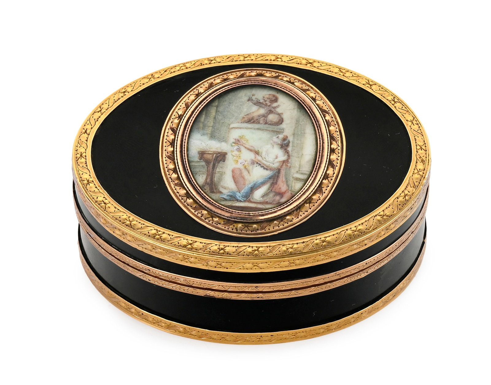Boîte ovale en écaille et or, France XVIIIe s., le couvercle centré d'une miniature d: Boîte ovale en écaille et or, France XVIIIe s., le couvercle centré d'une miniature de l'Offrande Votive à Cupidon, la monture en or ciselé de frises, 6,5x8,5 cm Provenance +