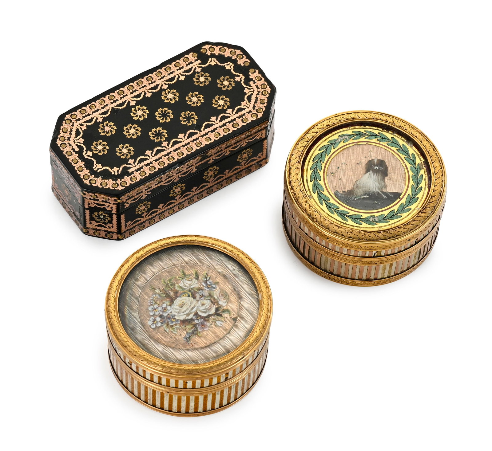 Deux boîtes rondes en or, composition, et émail et un tabatière en écaille, fin : Deux boîtes rondes en or, composition, et émail et un tabatière en écaille, fin du XVIIIe-début du XIXe s., à décor guilloché sous émail translucide et