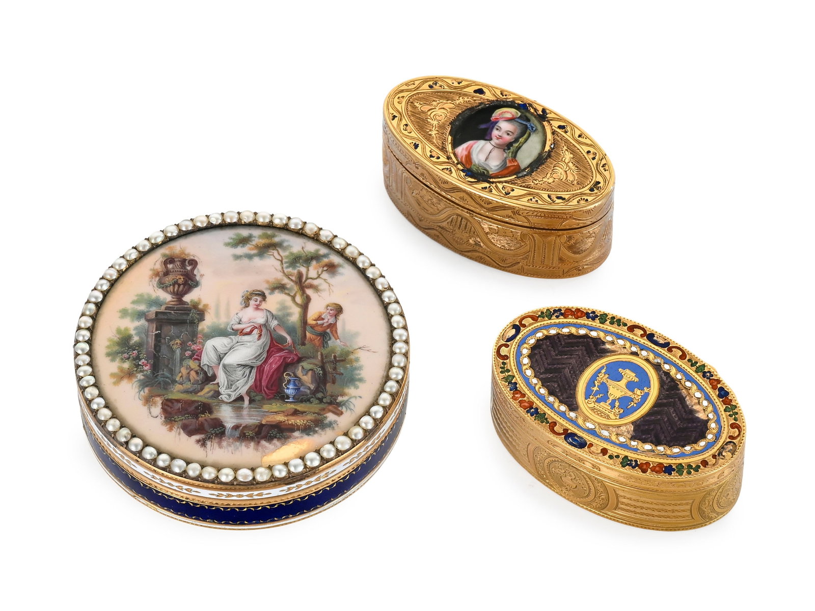 Ensemble de trois boîtes en or et émail, fin XVIIIe-début XIXe s., comprenant : : Ensemble de trois boîtes en or et émail, fin XVIIIe-début XIXe s., comprenant : – une boîte ronde en or et émail bleu, le couvercle orné d’une miniature