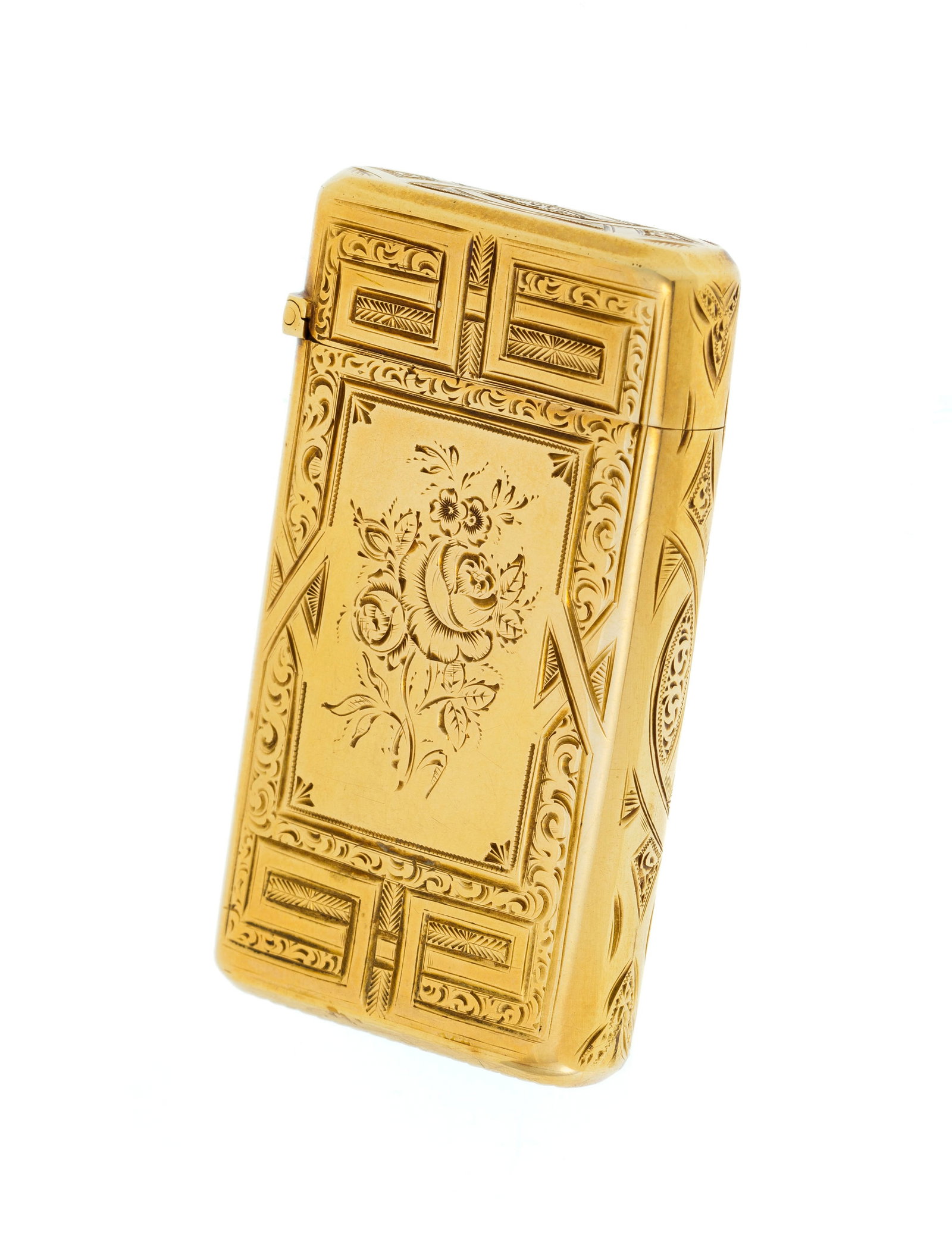 Porte-allumettes en or au décor ciselé, travail anglaise XIXe s., petite dédicace cis: Porte-allumettes en or au décor ciselé, travail anglaise XIXe s., petite dédicace ciselé sur le côté, sans poinçons, brut 17g, 5,2x3 cm Provenance : Famille