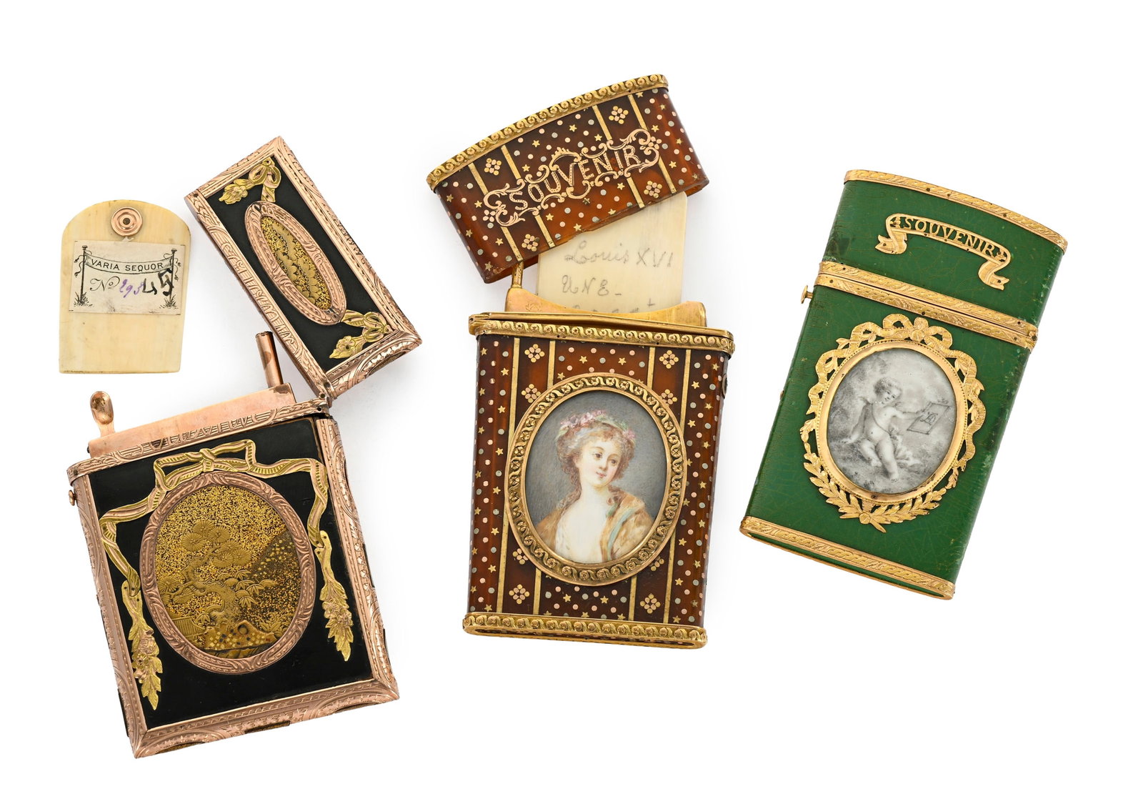 Ensemble de trois étuis à carnets de bal “Souvenir”, fin XVIIIe-début XIX: Ensemble de trois étuis à carnets de bal “Souvenir”, fin XVIIIe-début XIXe s., – un étui en écaille brune piquée d’or et de métal, à