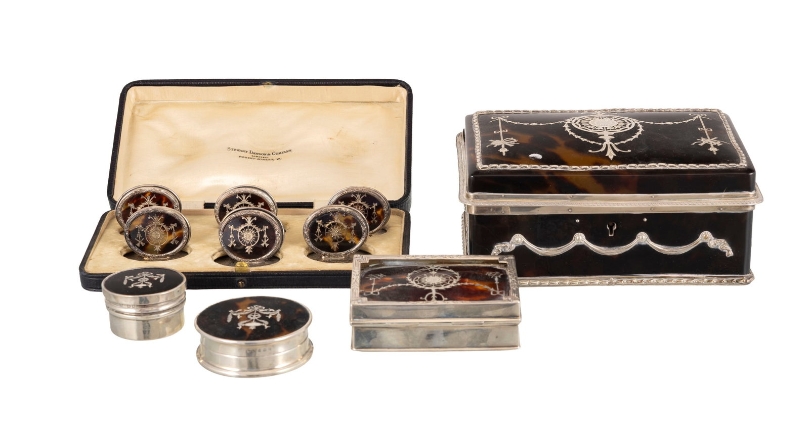 Ensemble en écaille et argent, vers 1900, comprenant un coffret rectangulaire, une boîte r: Ensemble en écaille et argent, vers 1900, comprenant un coffret rectangulaire, une boîte rectangulaire, deux boîtes circulaires et six porte-menu ovales sur piédouche, au