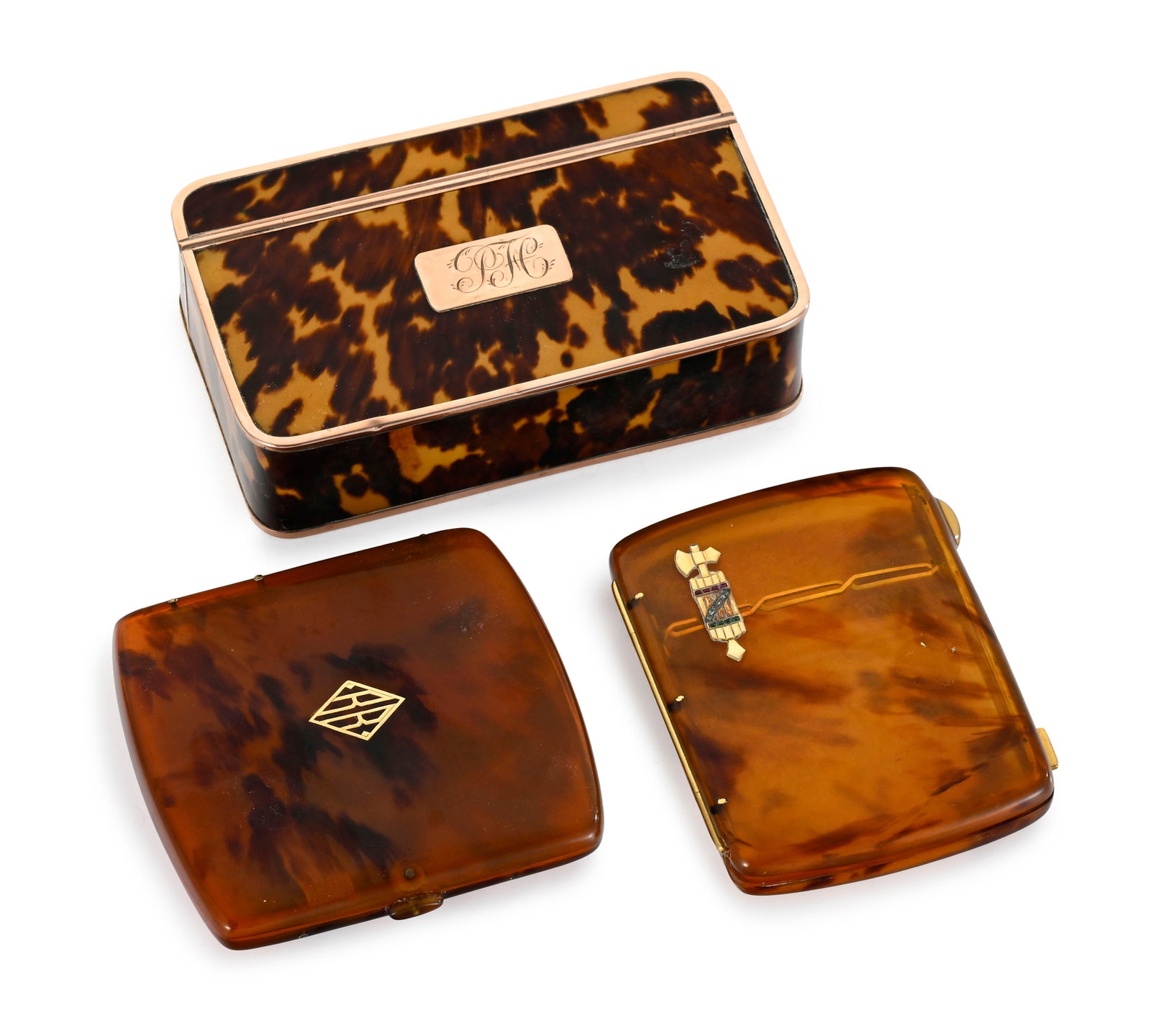 Ensemble de trois boîtes et étuis en écaille et or, début du XXe s., comprenant : Ensemble de trois boîtes et étuis en écaille et or, début du XXe s., comprenant une boîte rectangulaire en écaille brune, à monture en métal doré rose et