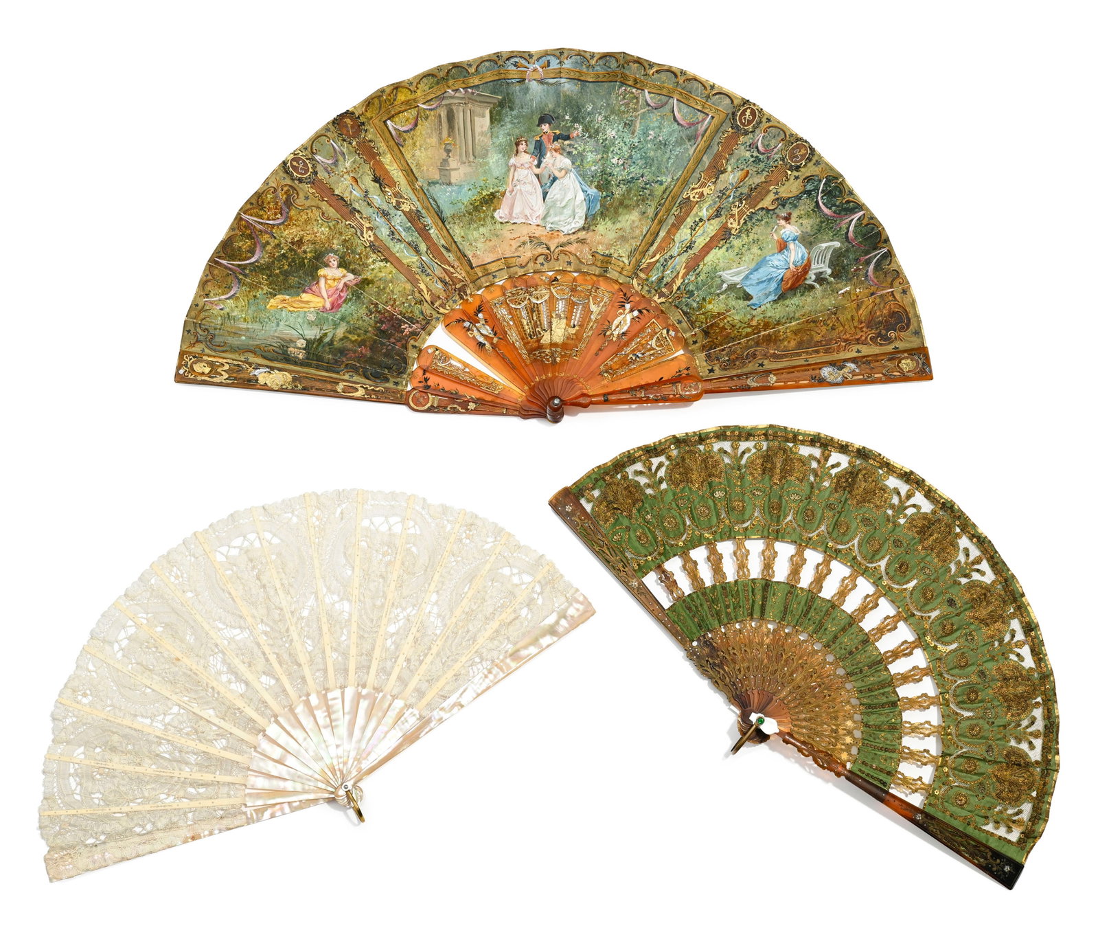 3 éventails: 1 en papier peint avec monture en écaille, 1 en tissu brodé de sequins e: 3 éventails: 1 en papier peint avec monture en écaille, 1 en tissu brodé de sequins et 1 en dentelle avec monture en nacre Provenance : Famille Schlote, Göttingen, Basse-Saxe ;