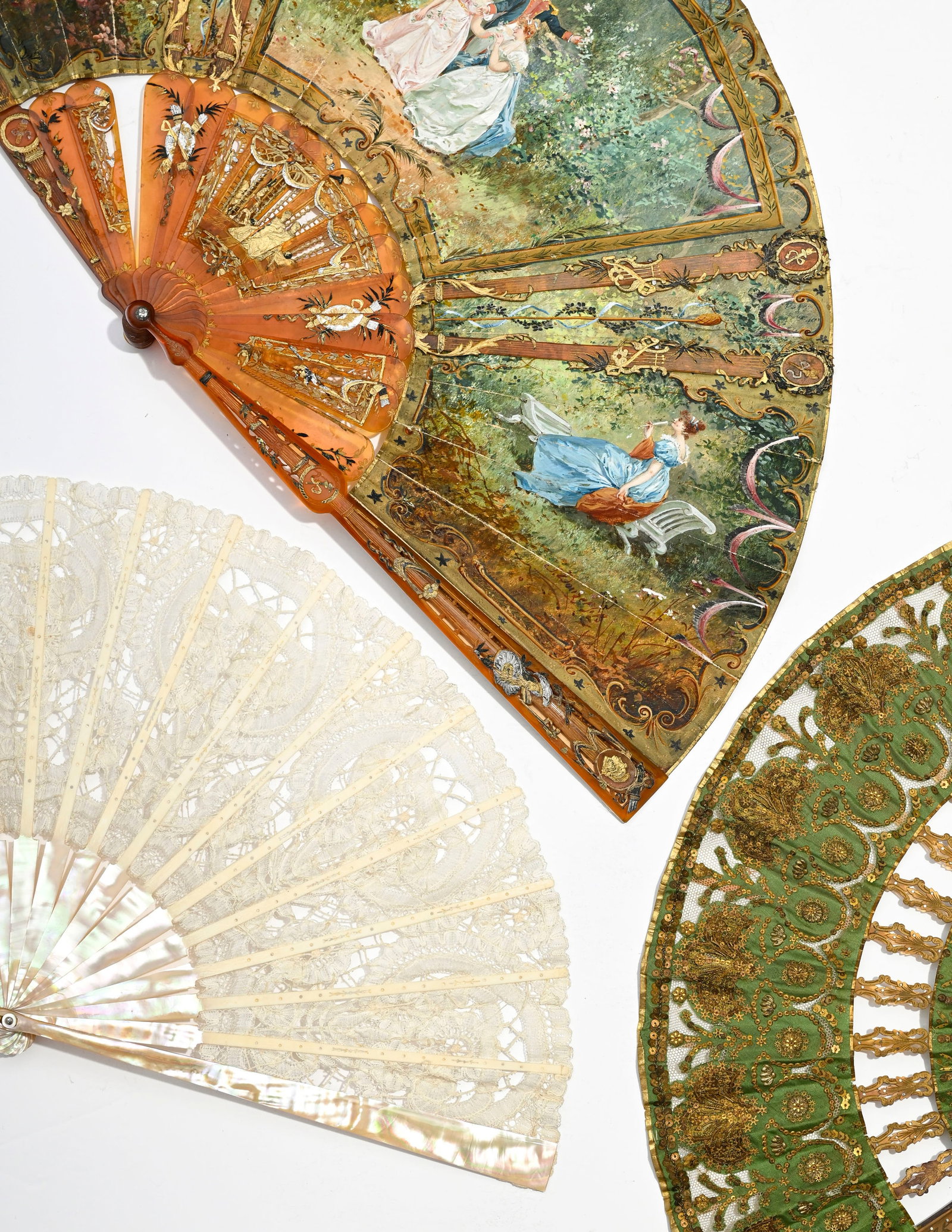 3 éventails: 1 en papier peint avec monture en écaille, 1 en tissu brodé de sequins e - 4
