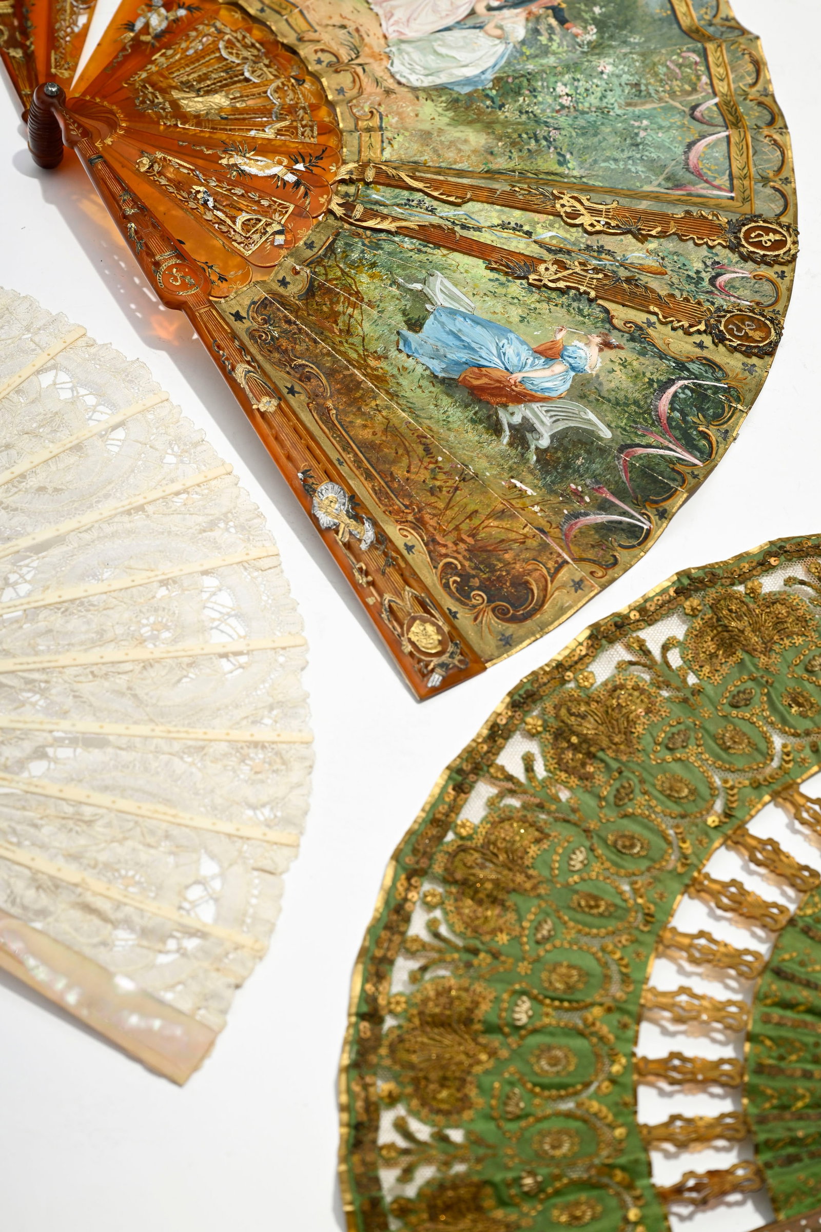 3 éventails: 1 en papier peint avec monture en écaille, 1 en tissu brodé de sequins e - 5